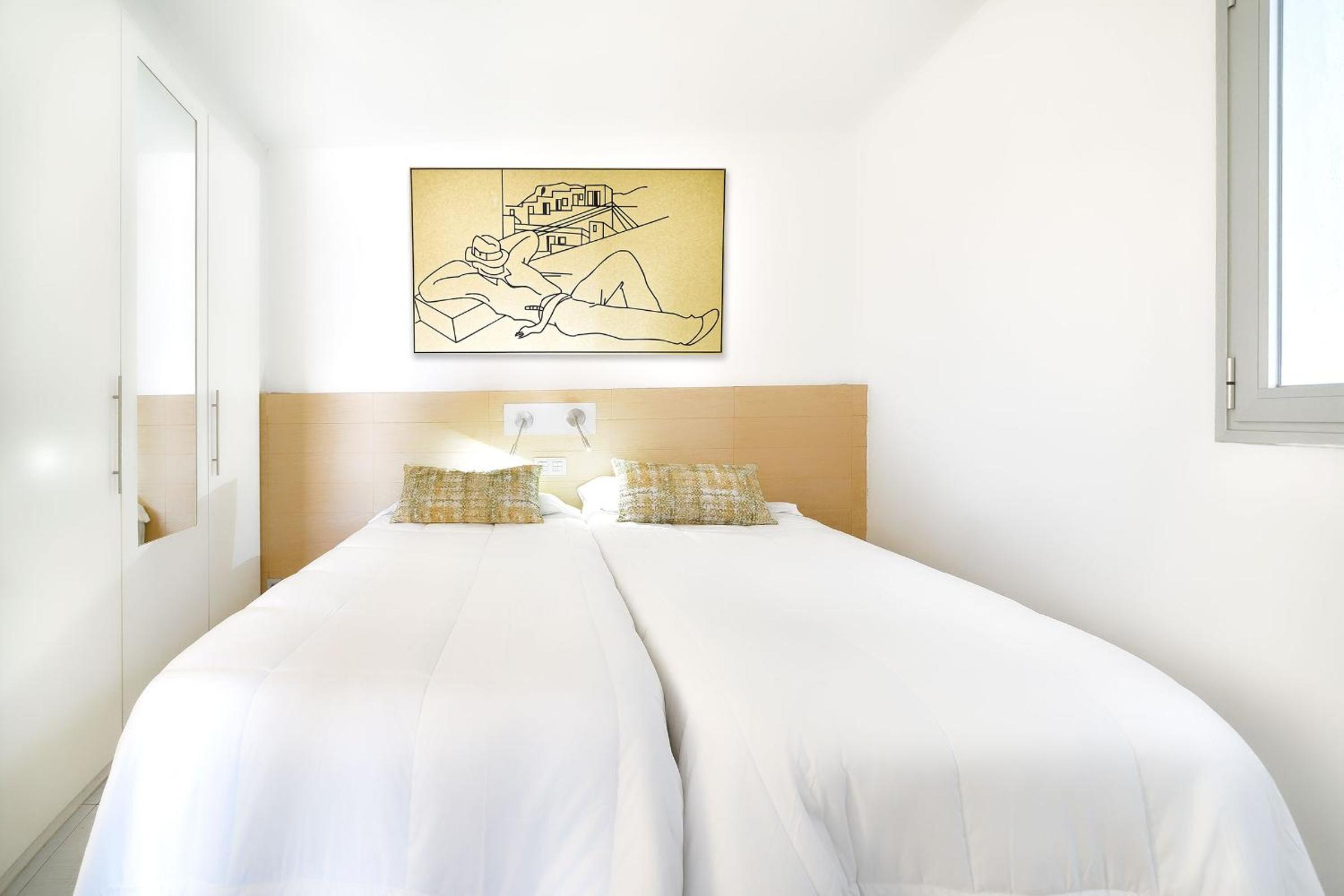 Classic One Bedroom Apartment with small balcony and sea view - Photo 8