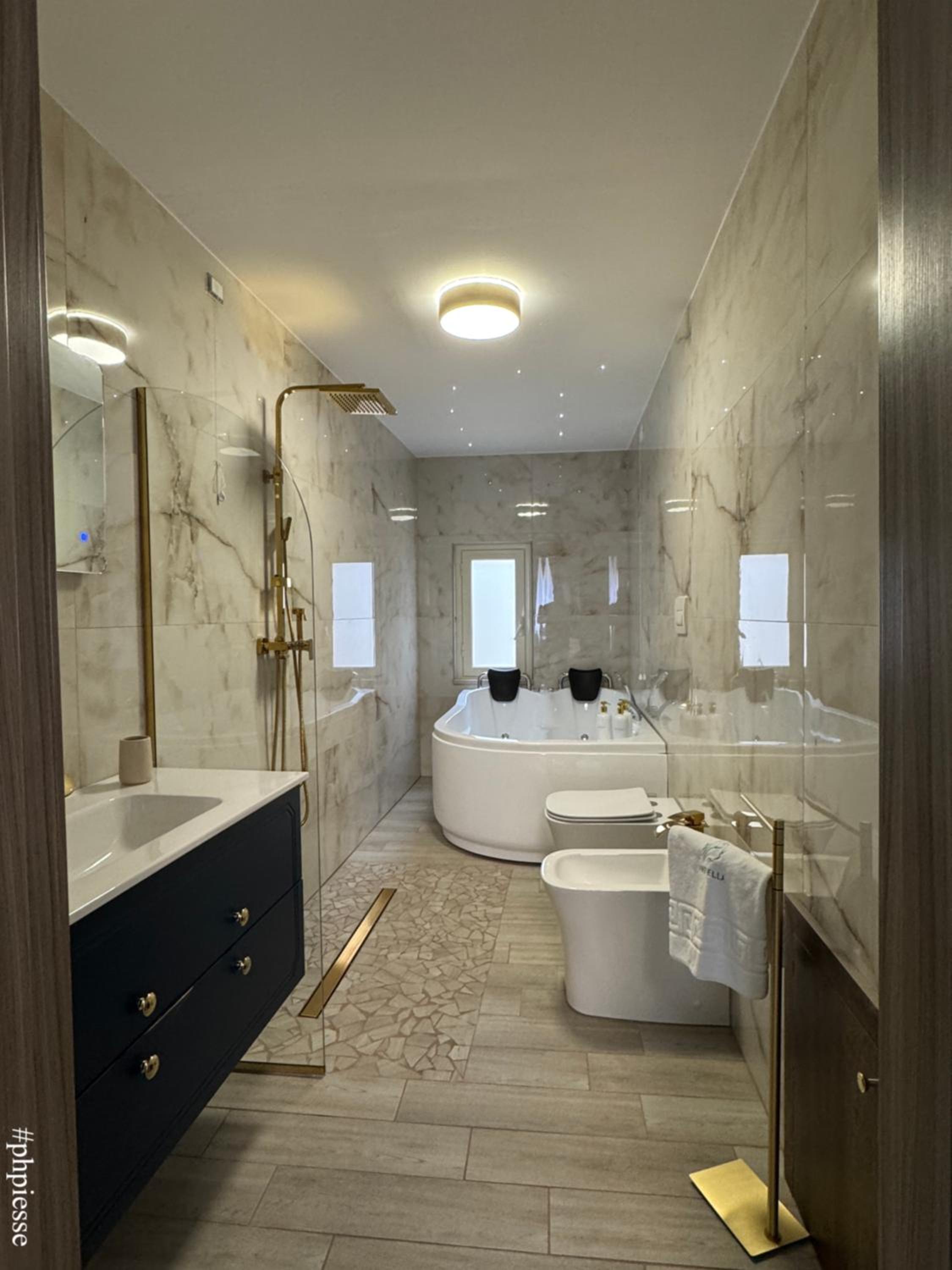 Suite with Hot Tub - Photo 10