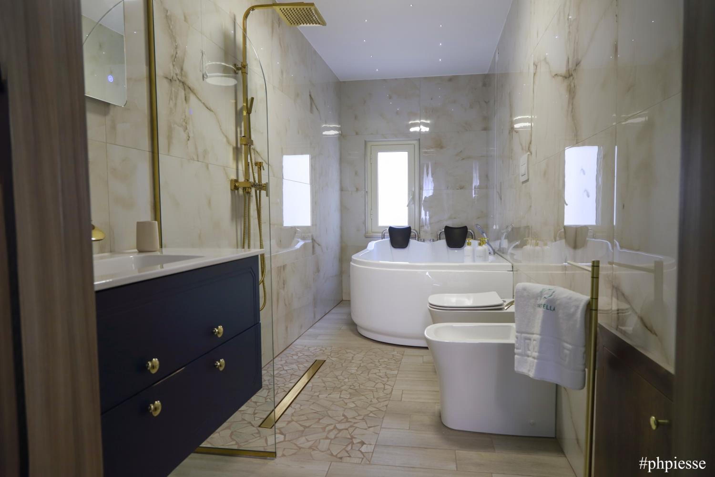 Suite with Hot Tub - Photo 11