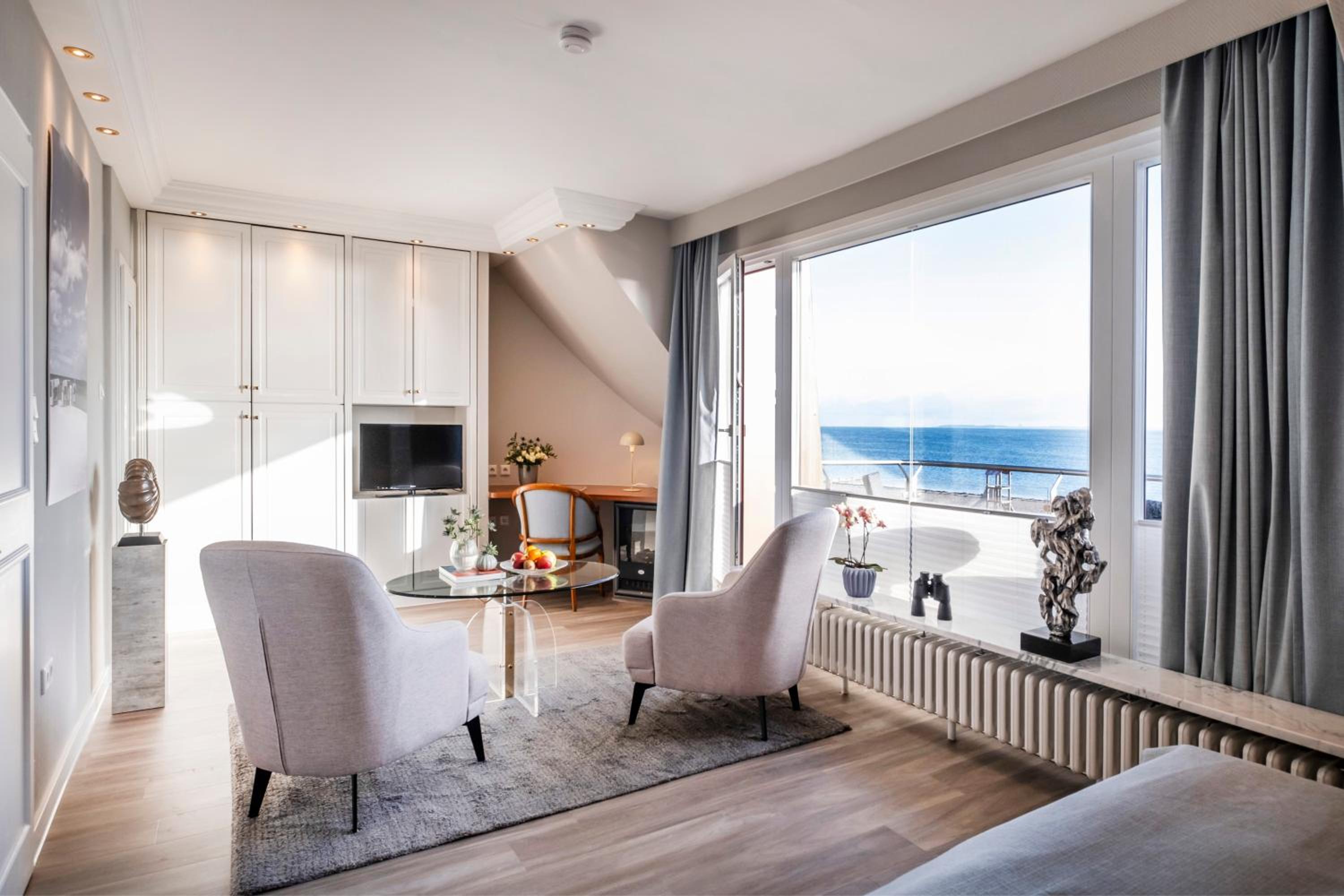 Junior Suite with Loggia Sea View photo 1