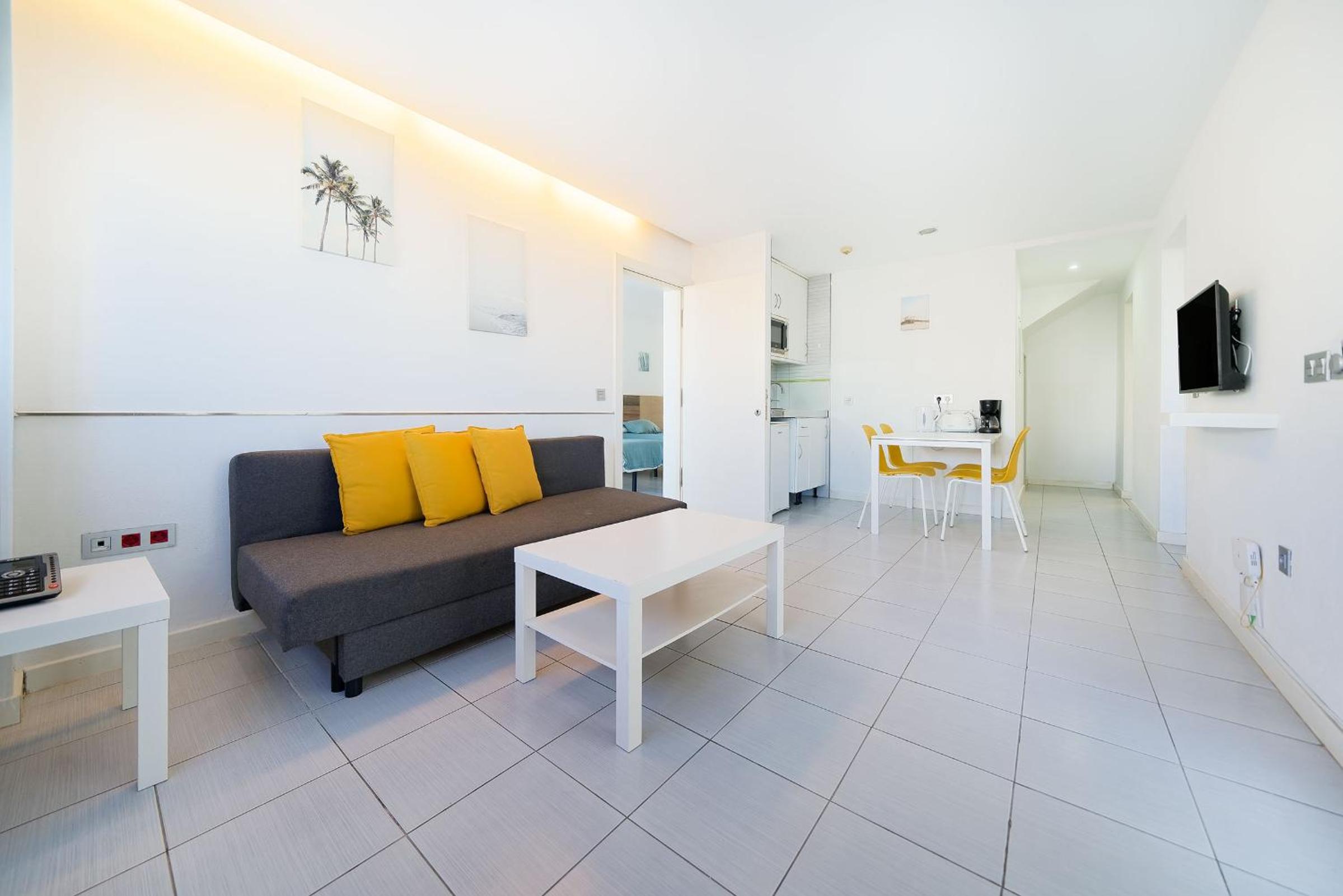 Classic One Bedroom Apartment with small balcony and sea view - Photo 9