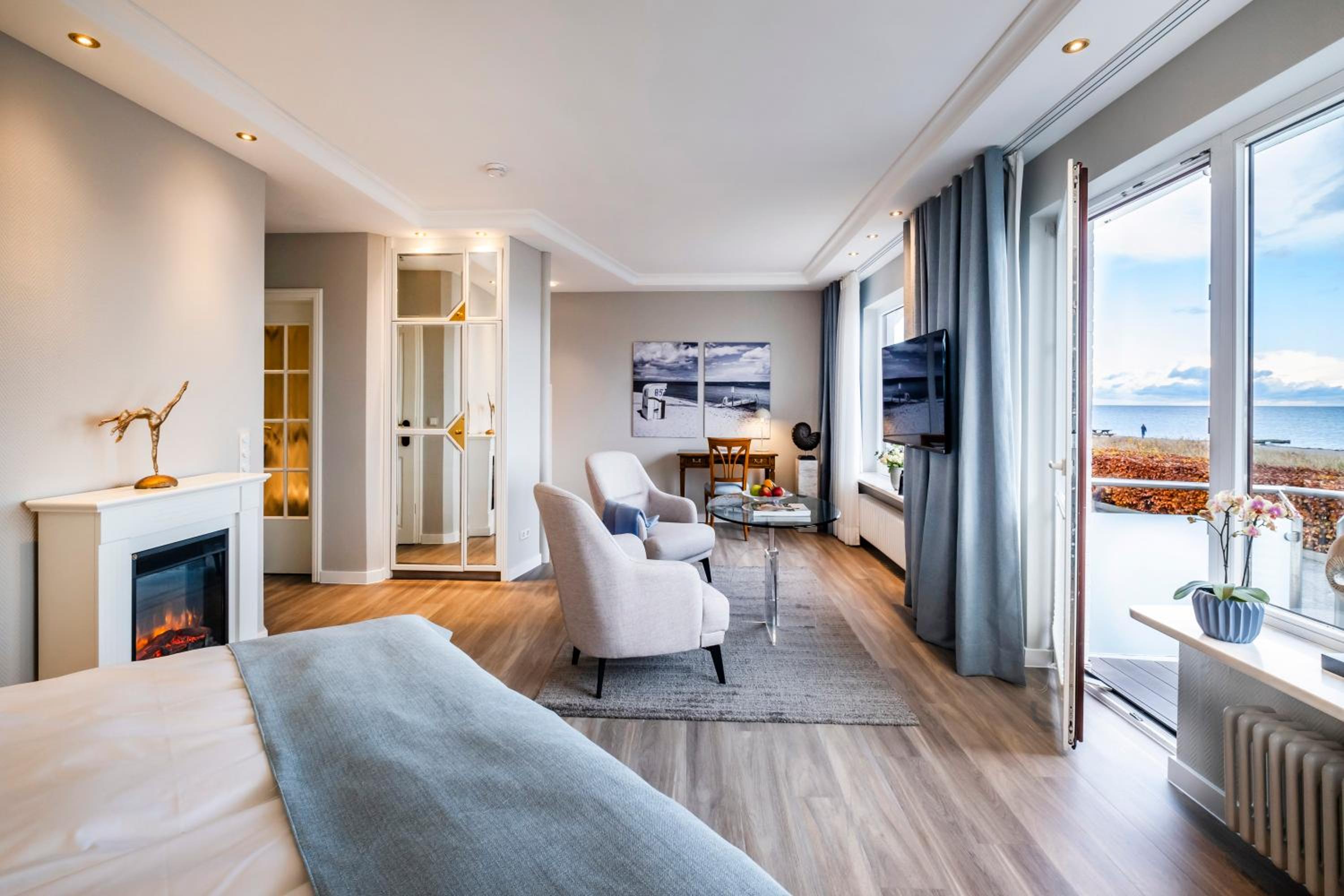 Junior Suite with Balcony and Sea View photo 1
