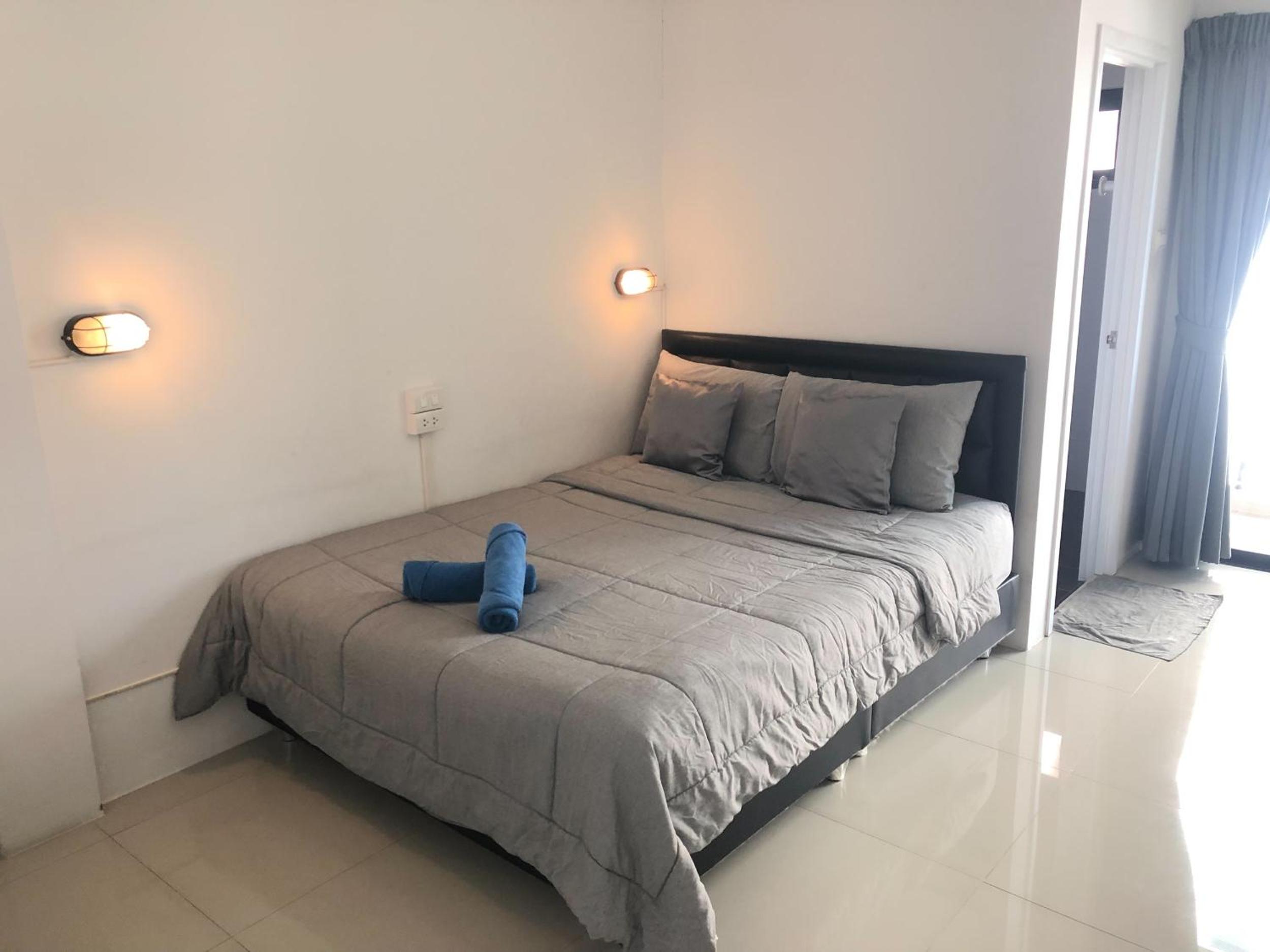 Queen Room with Private Bathroom photo 2