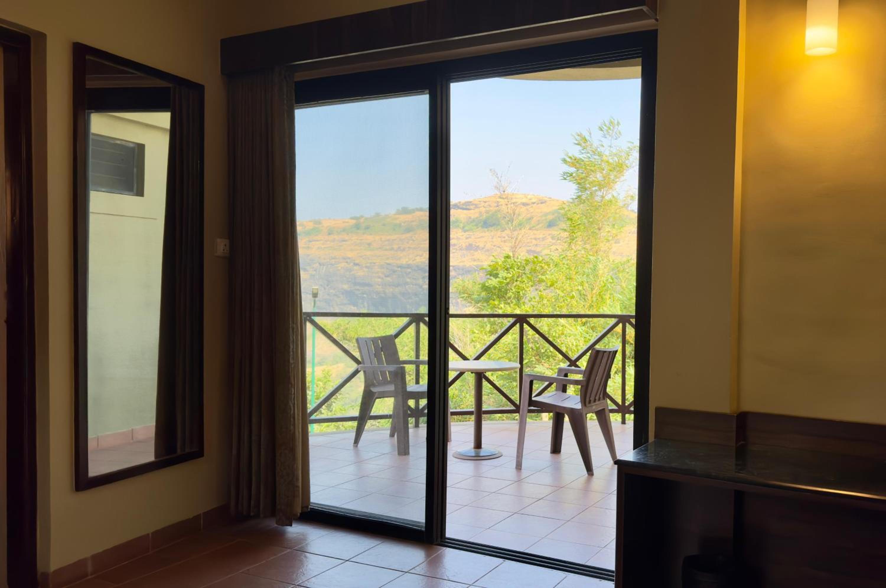 Cottage Room with Partial Mountain View photo 2