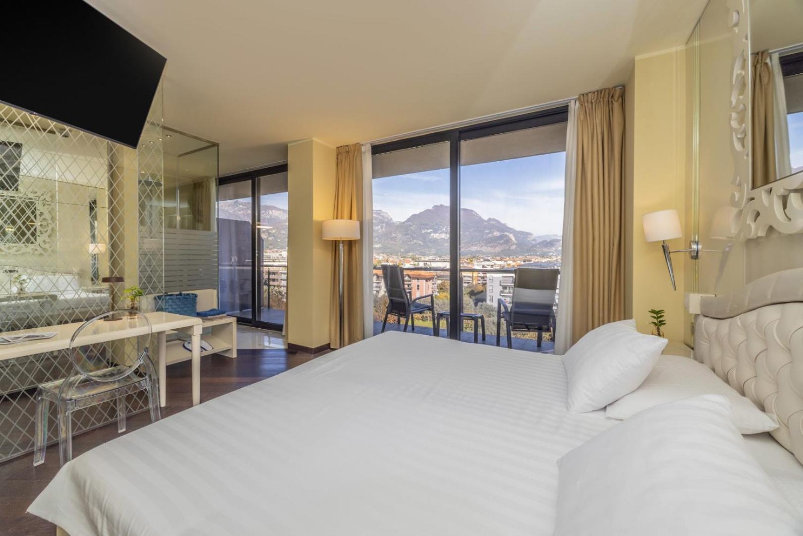 Superior Classic Double Room with Balcony - Photo 6