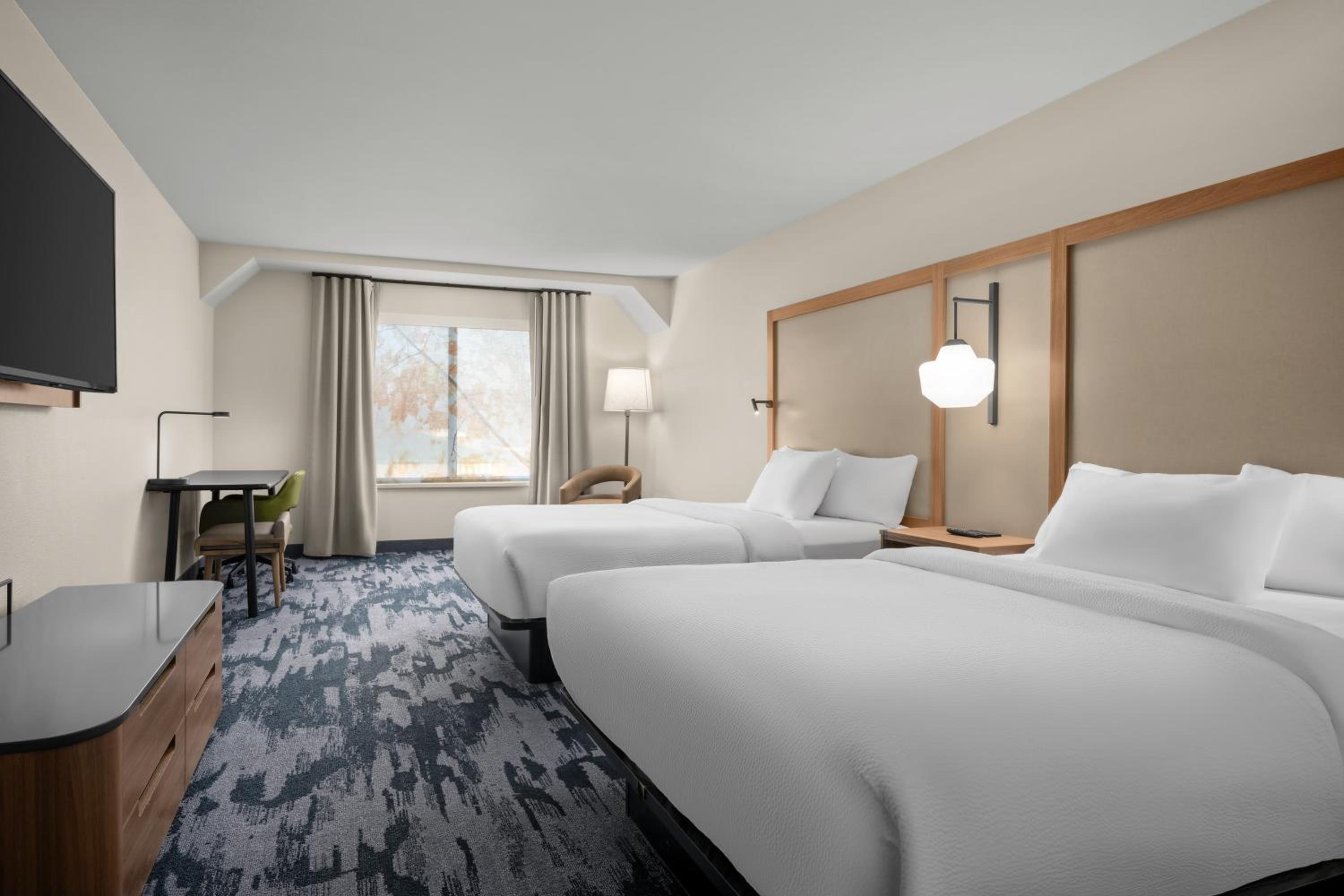 Standard Queen Room with Two Queen Beds and Mountain View - Photo 1