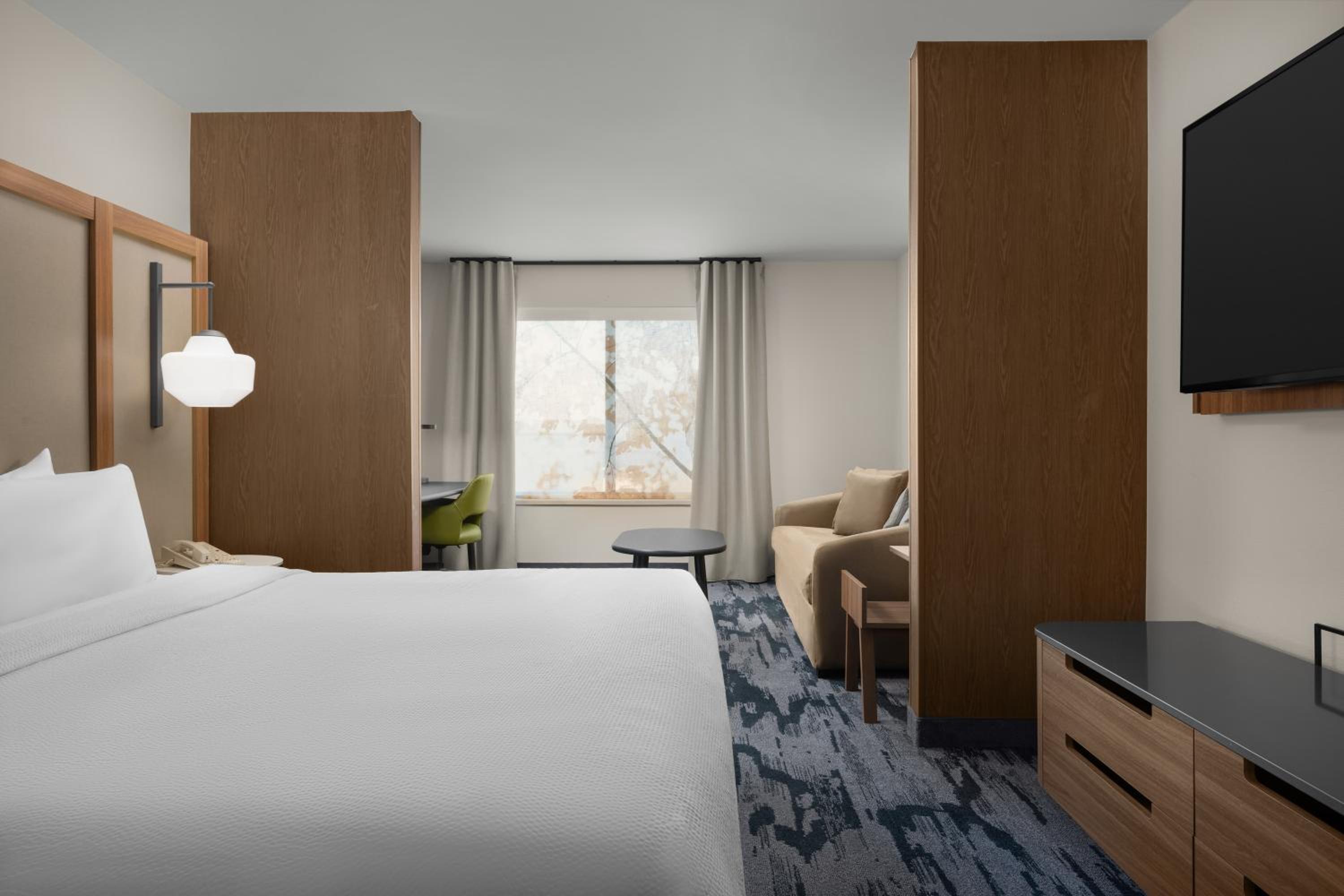 Standard King Room with Sofa Bed and Mountain View - Photo 1