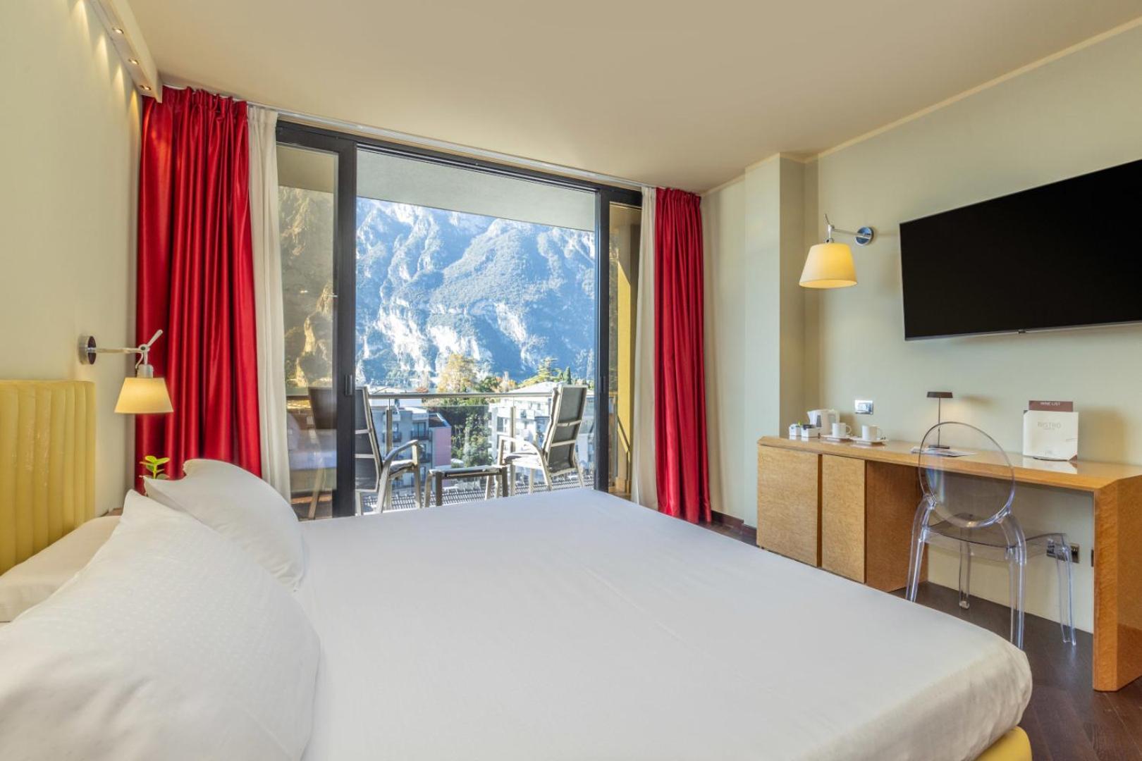 Superior Classic Double Room with Lake View and Balcony photo 2