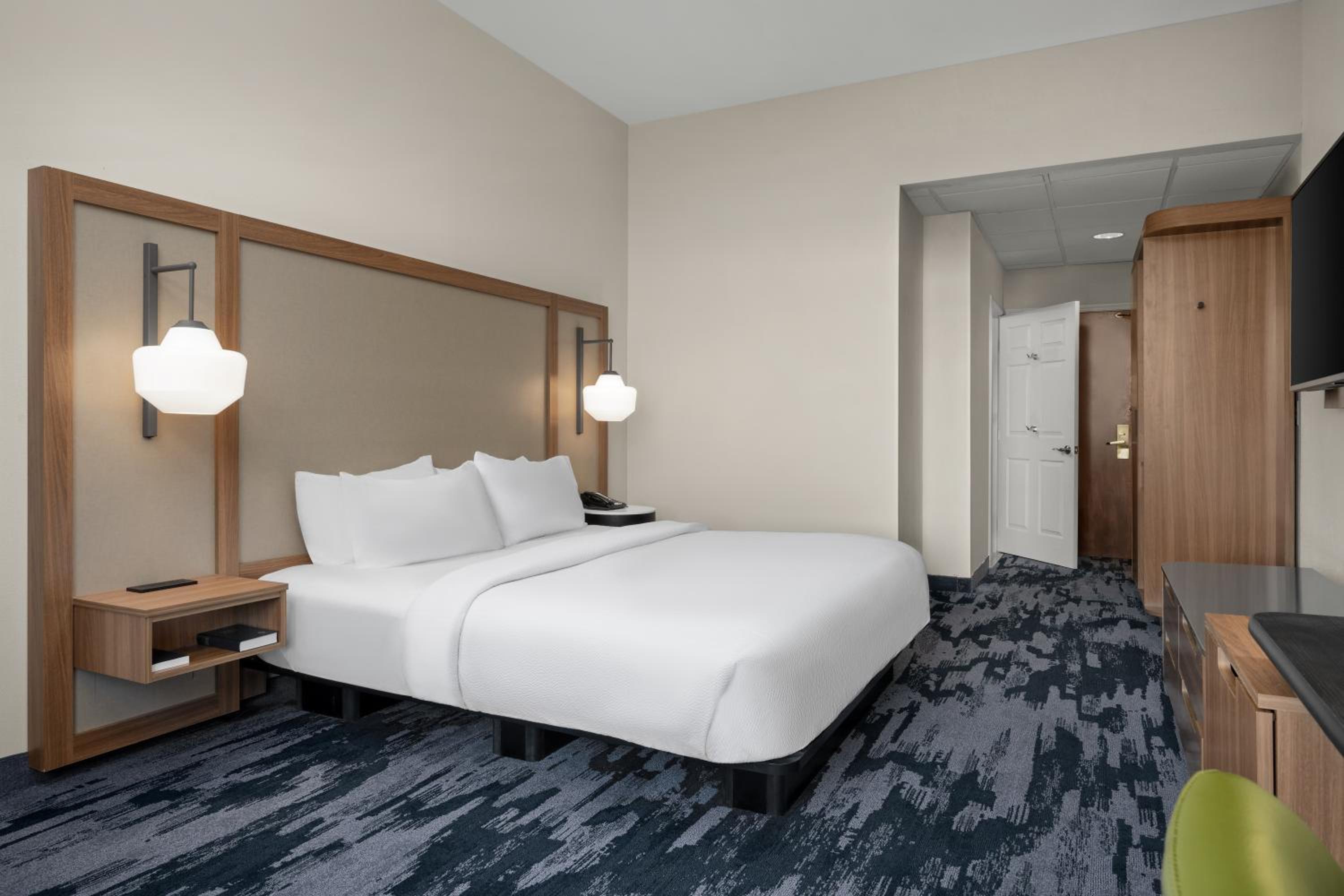 One-Bedroom King Suite with Sofa Bed and Mountain View - Photo 4