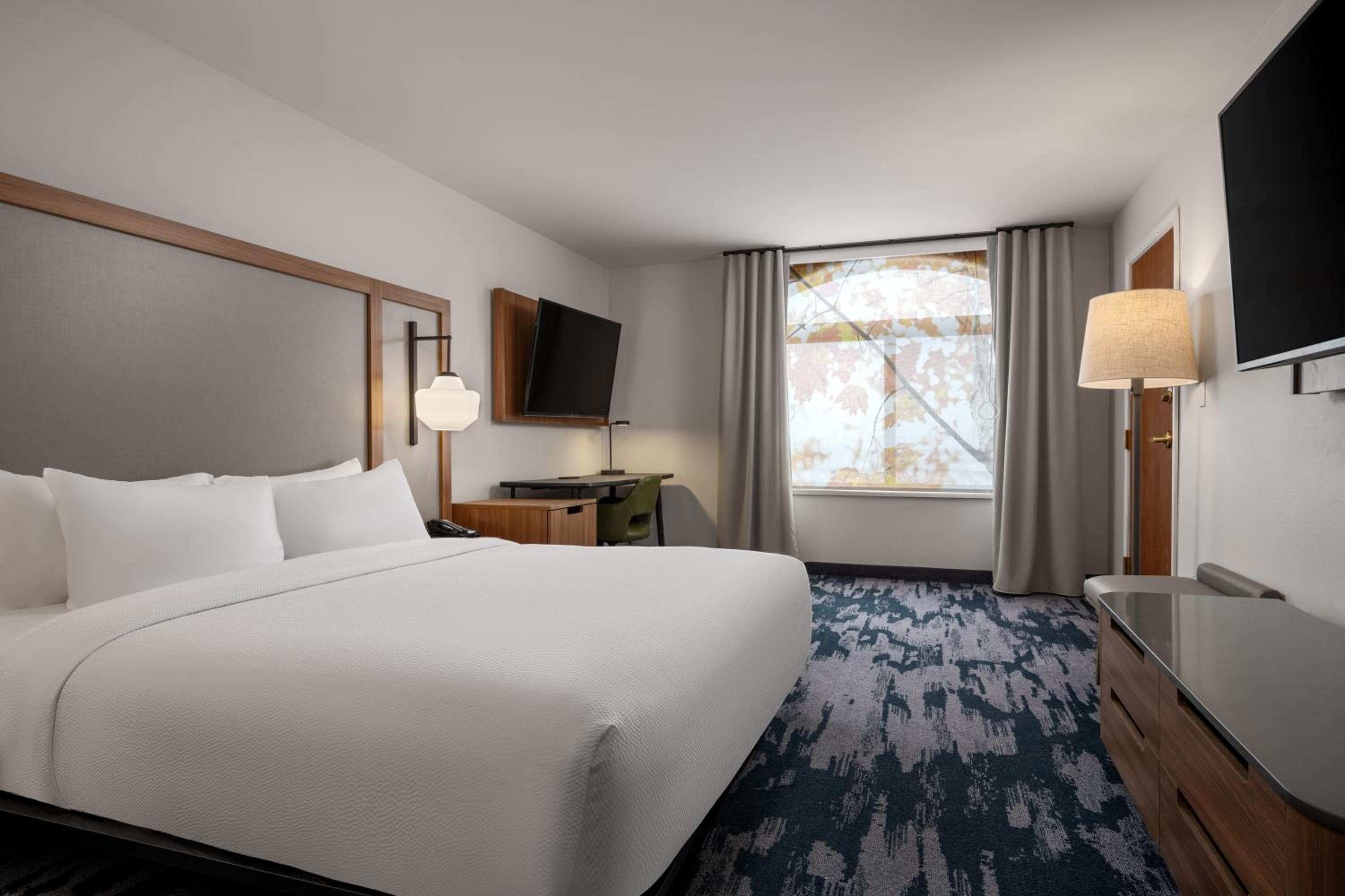 Standard King Room with Sofa Bed and Mountain View - Photo 2