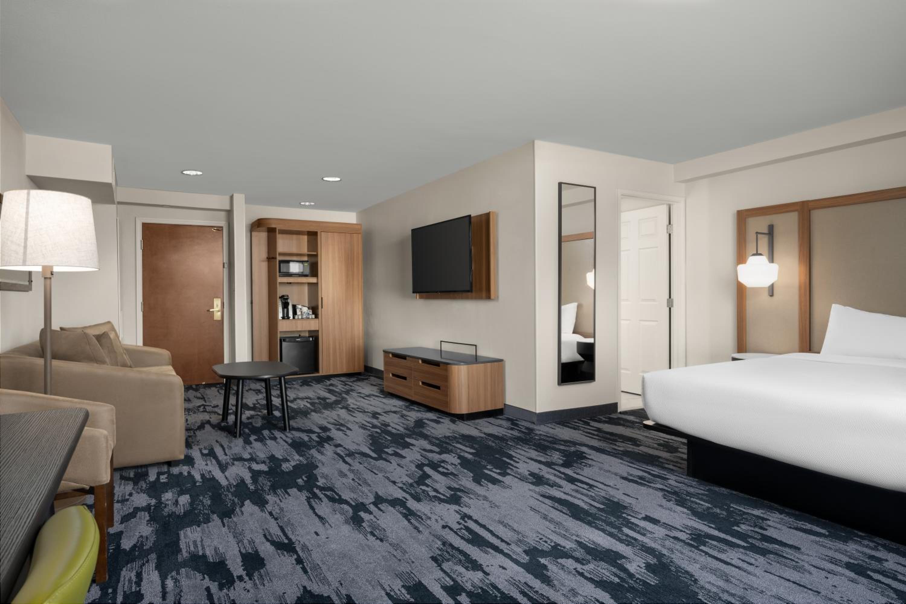 One-Bedroom King Suite with Sofa Bed and Mountain View - Photo 2