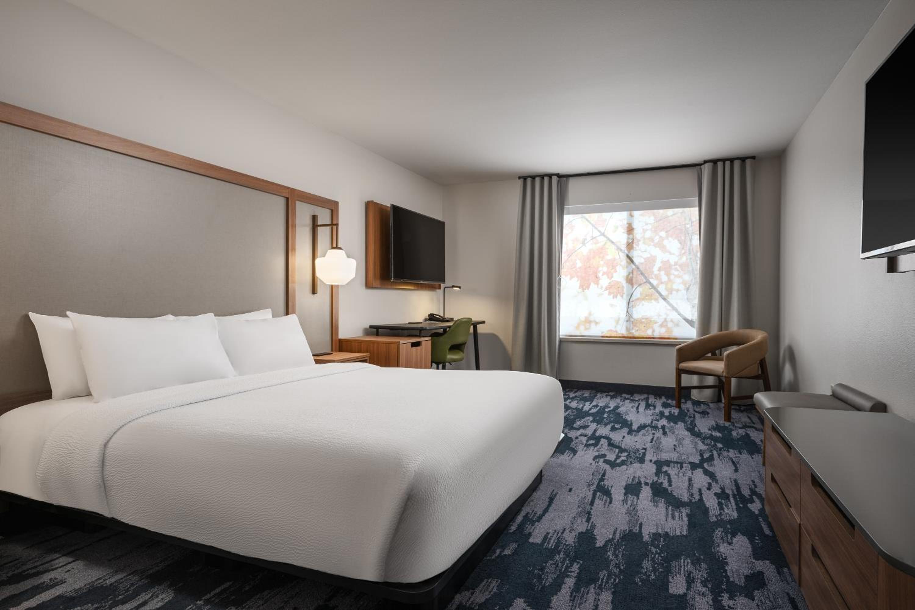 Standard King Room with Sofa Bed and Mountain View - Photo 4