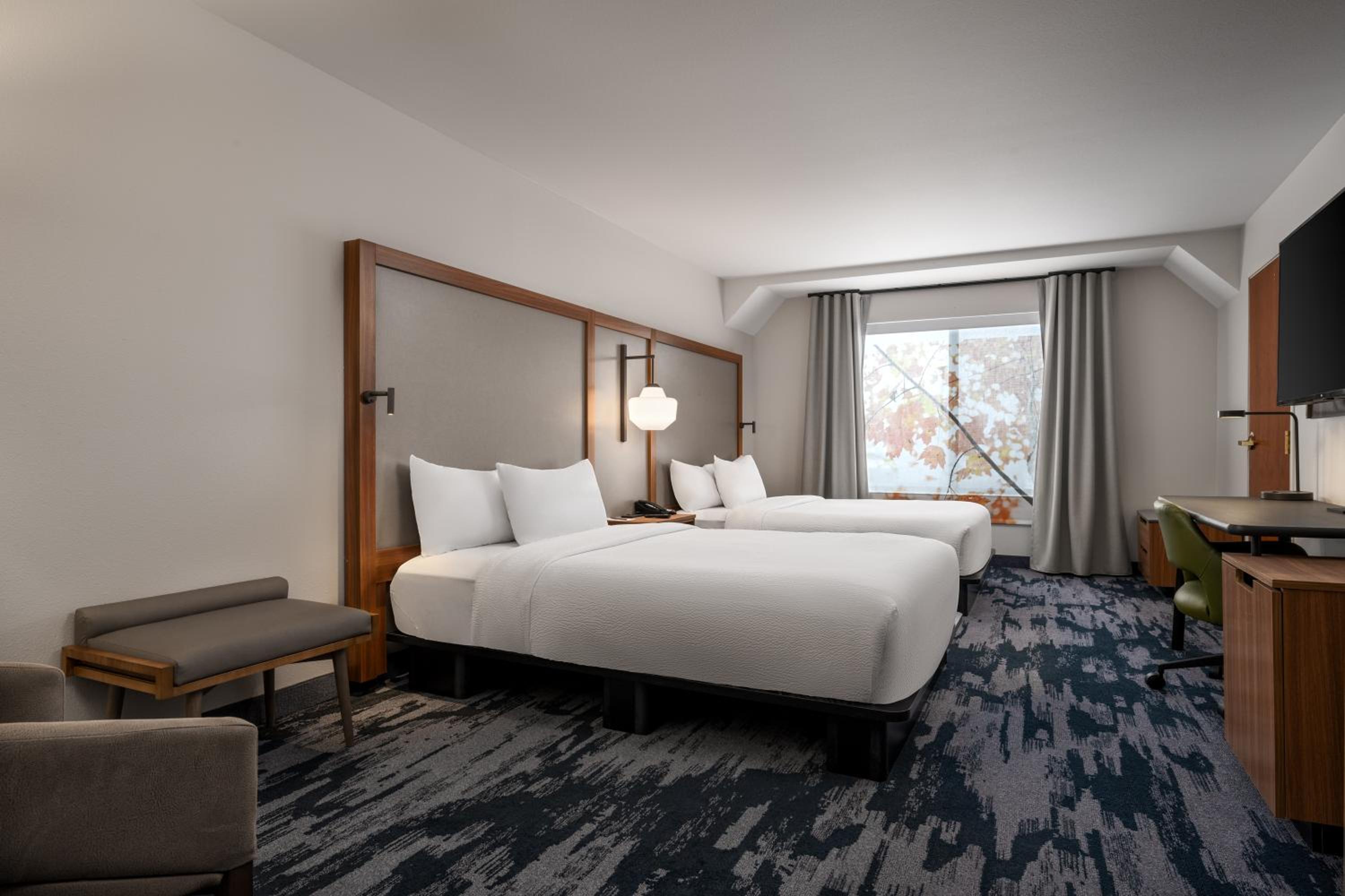 Standard Queen Room with Two Queen Beds and Mountain View - Photo 3