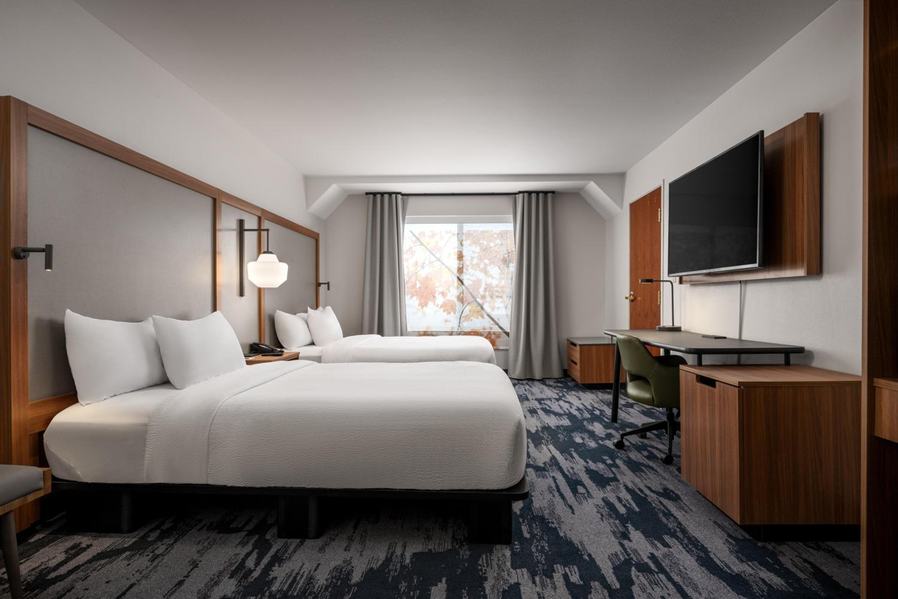 Standard Queen Room with Two Queen Beds and Mountain View - Photo 2