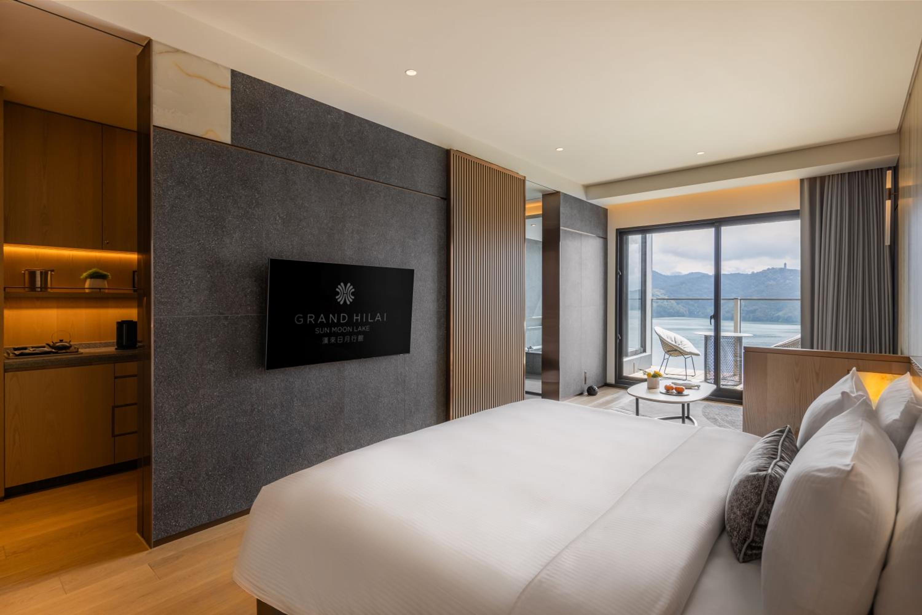 Deluxe King Room with lake view (3F or 5F)