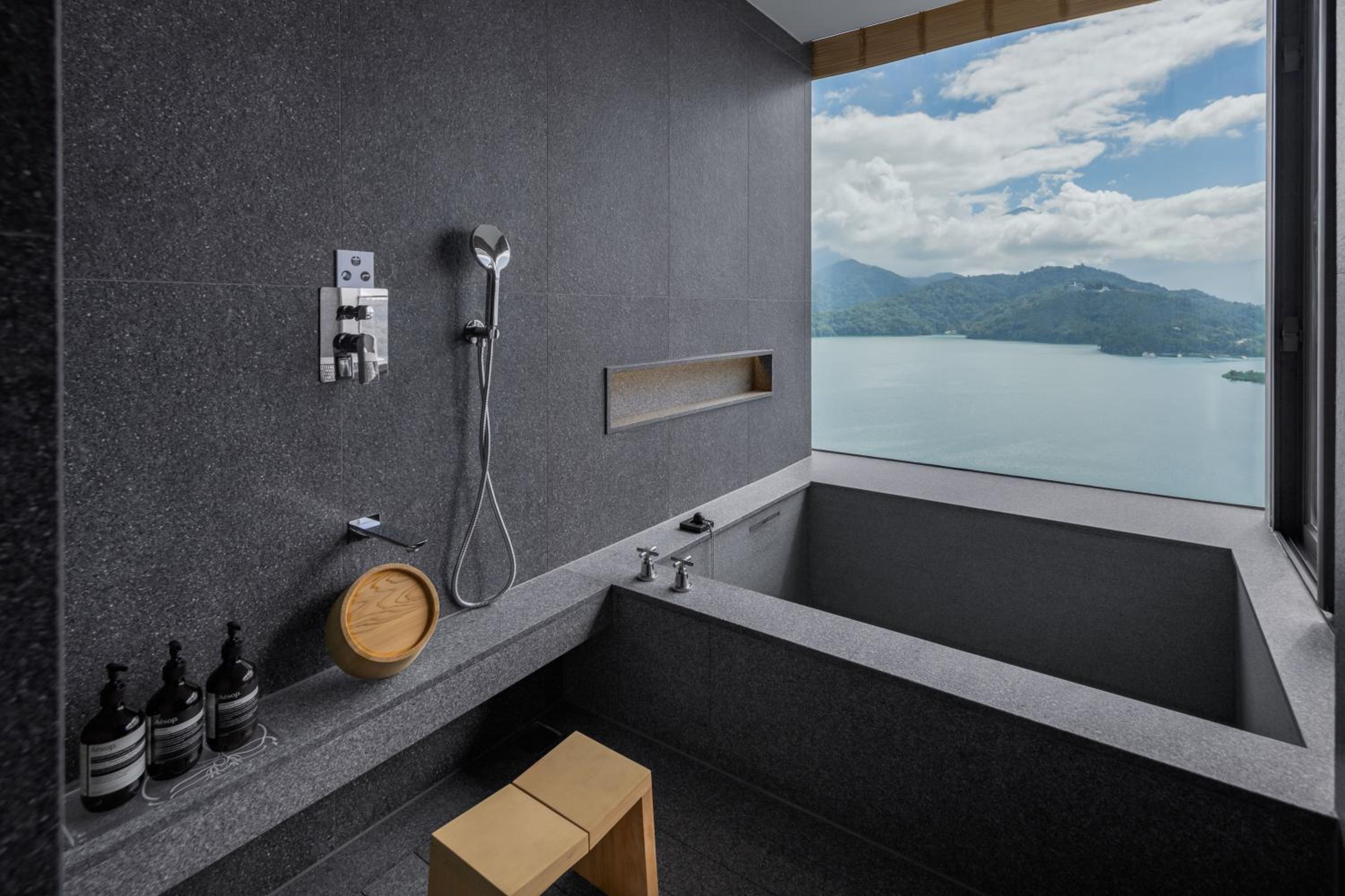 Deluxe King Room with lake view  (3F or 5F) photo 3