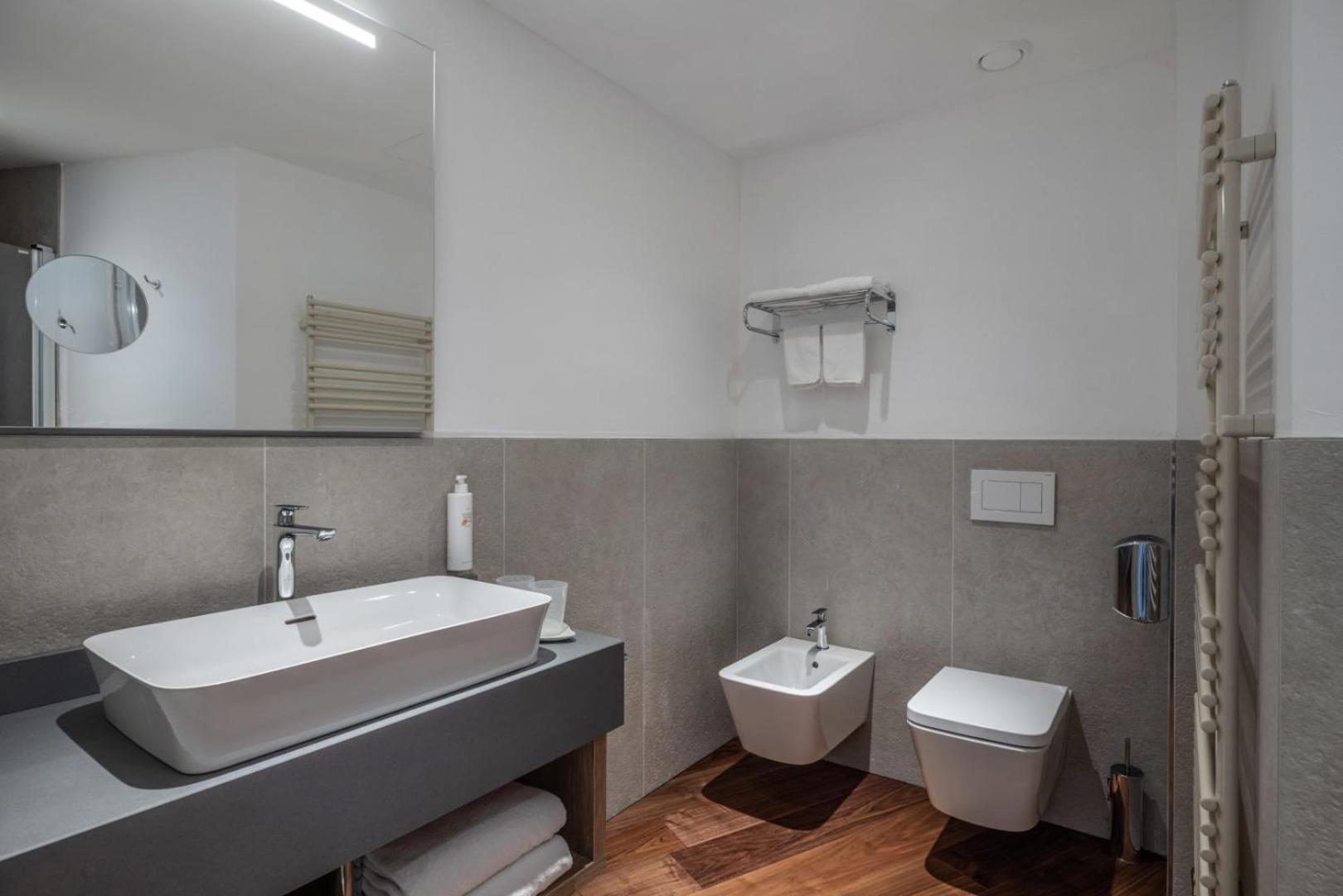 Suite with Balcony - Photo 14