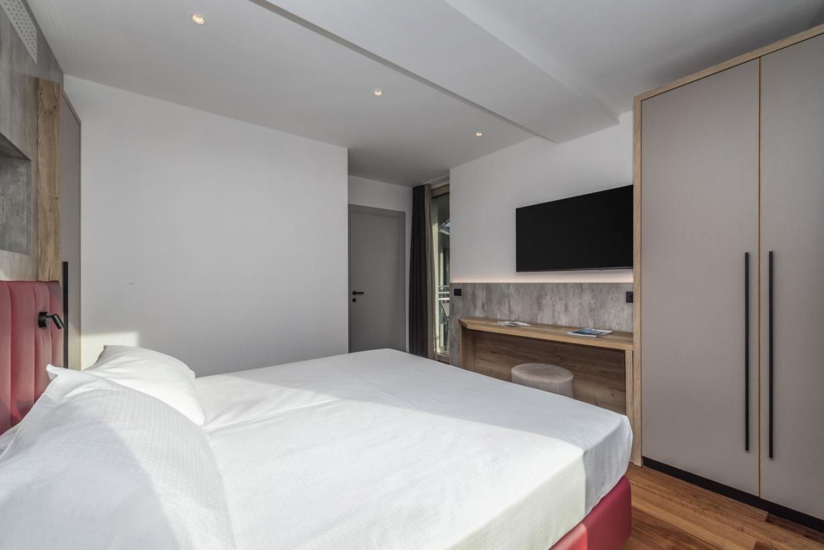 Suite with Lake View and Balcony - Photo 14