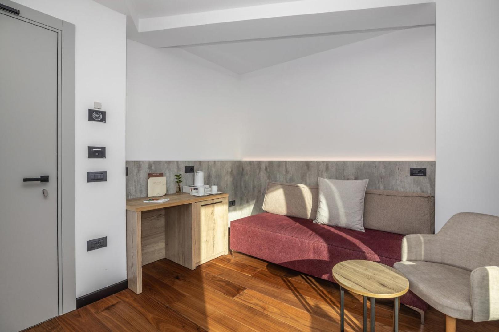 Suite with Lake View and Balcony - Photo 17