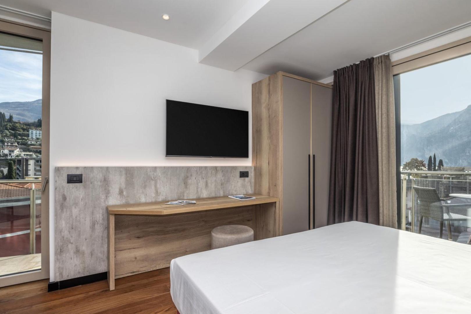 Suite with Lake View and Balcony - Photo 15