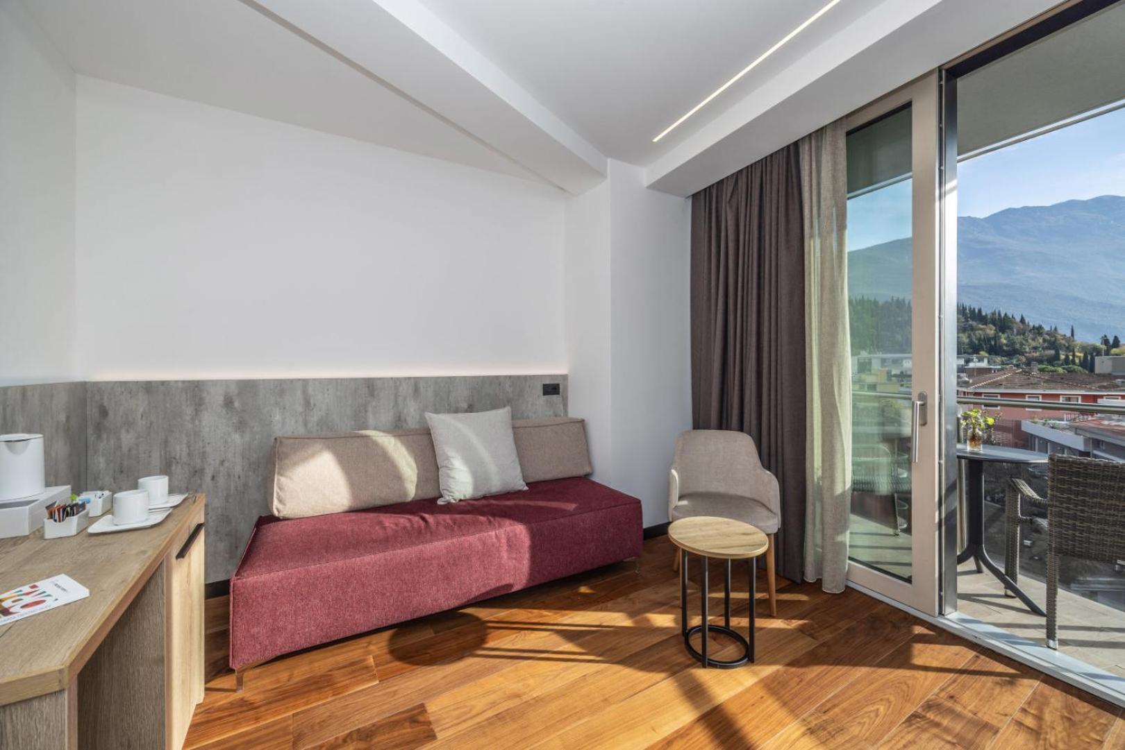 Suite with Lake View and Balcony - Photo 16