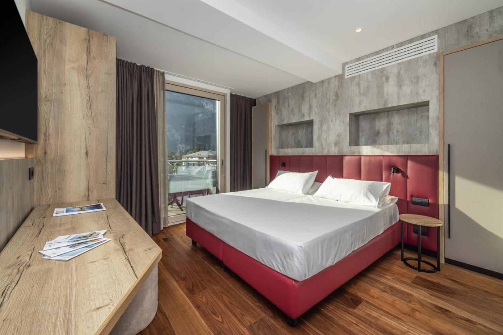 Suite with Lake View and Balcony - Photo 1