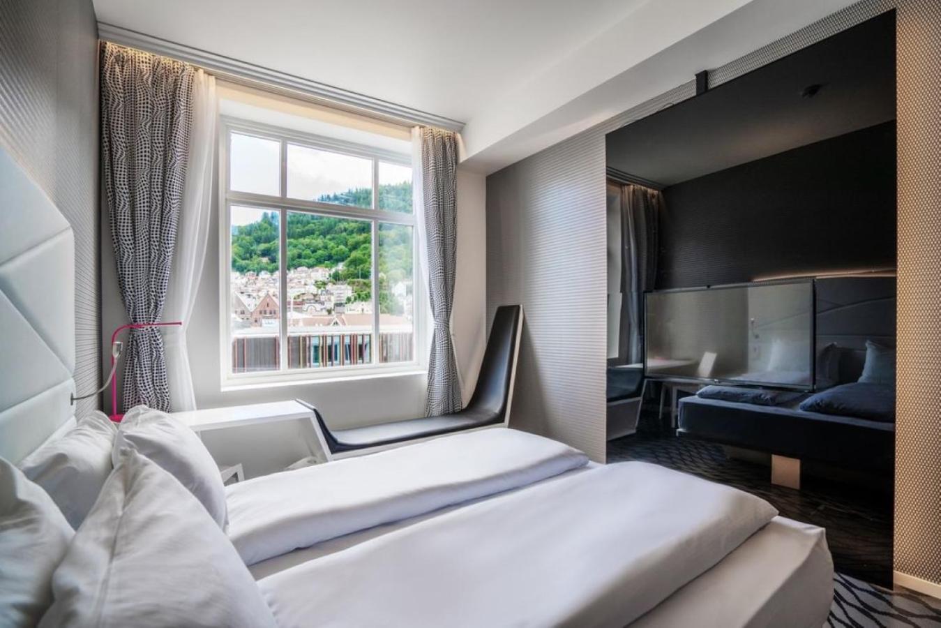 Superior Double Room With Sea View thumbnail 5