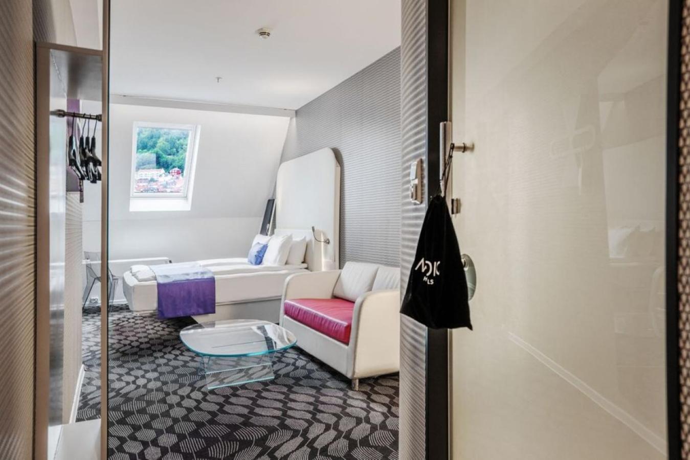 Junior Suite - Atrium thumbnail 6