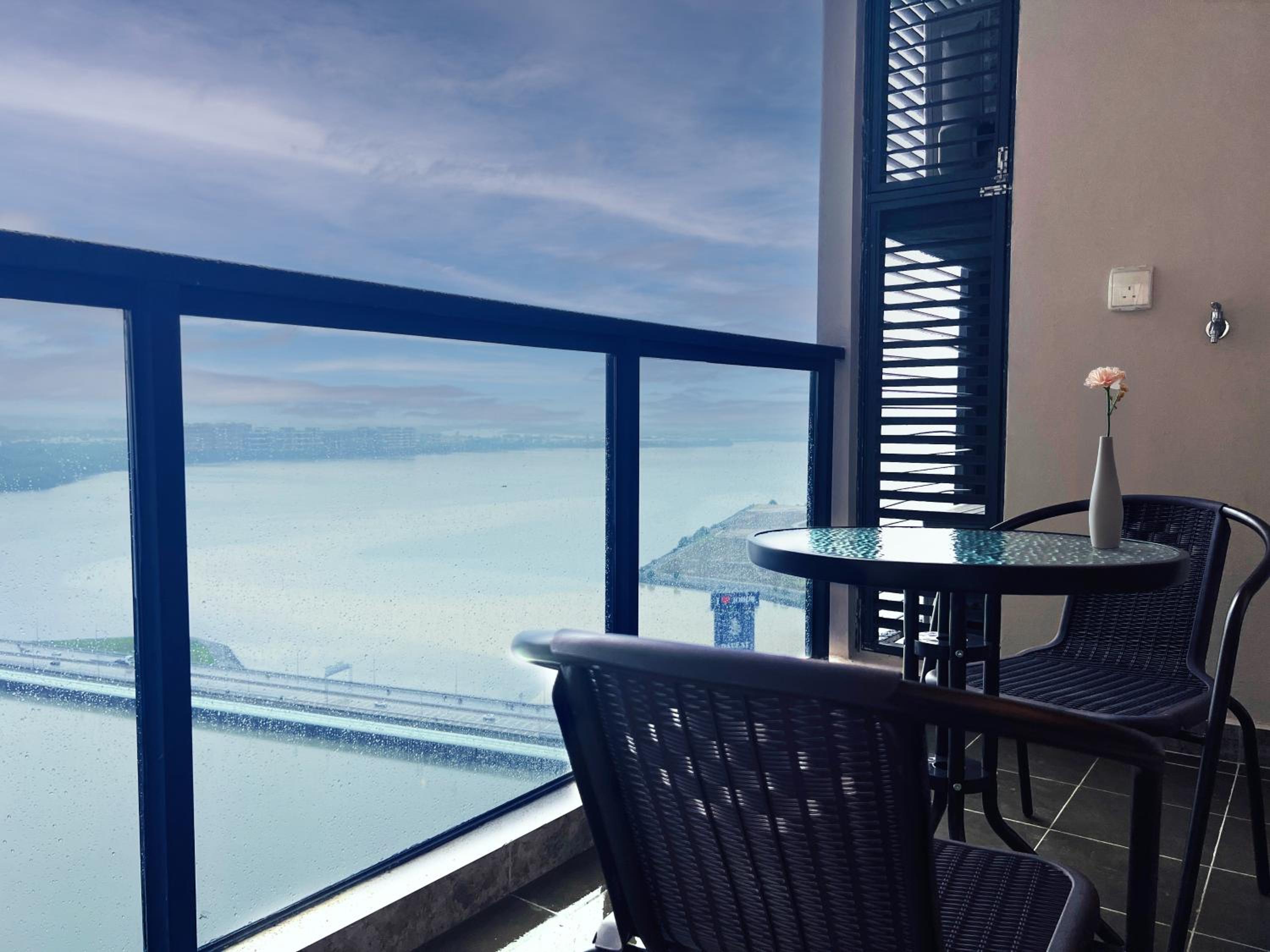 Two-Bedroom Apartment With Balcony And Sea View photo 2