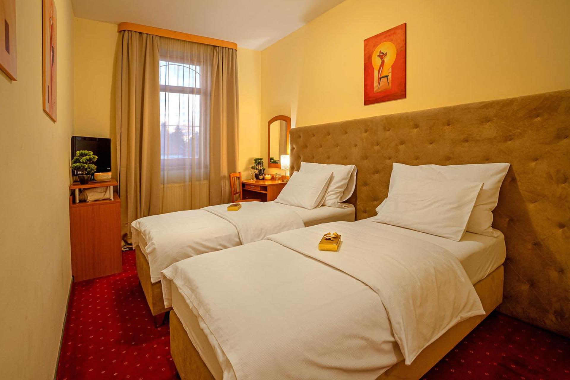 Twin Room - Photo 3
