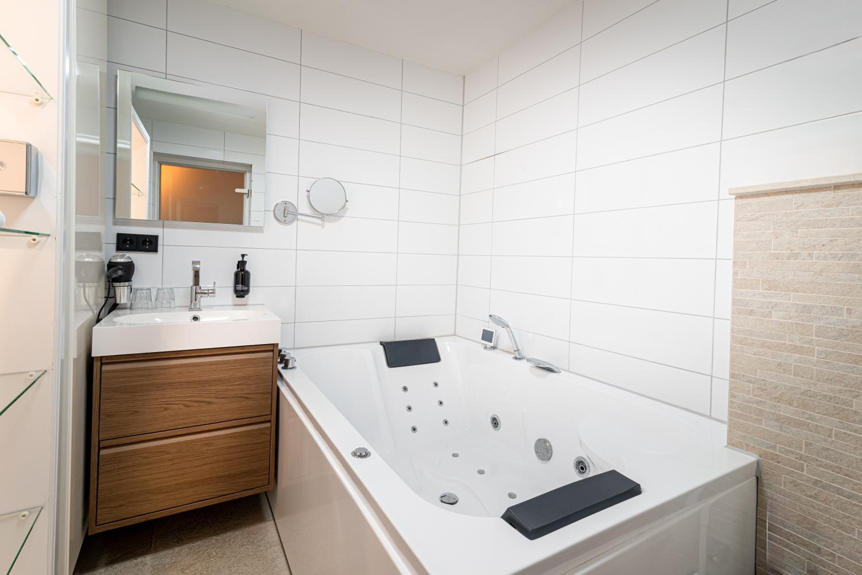 Superior Room with Spa Bath - Photo 18