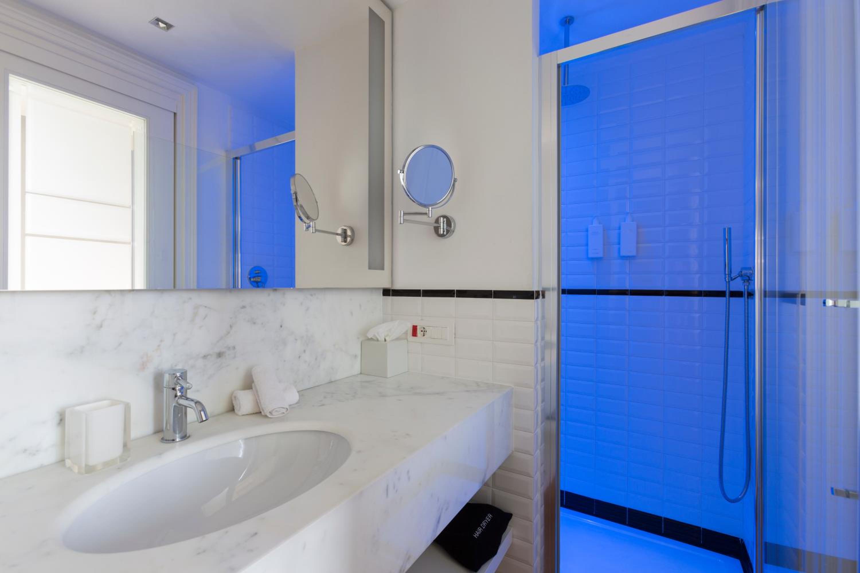 Junior Suite with View and Spa Access - Photo 9