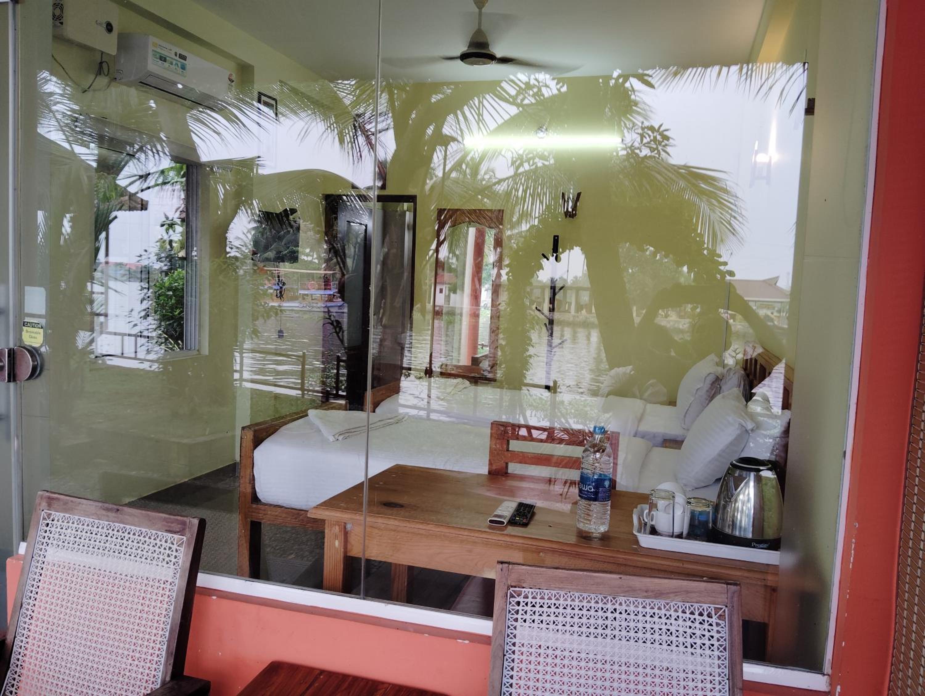 Deluxe Double or Twin Room with Lake View photo 1