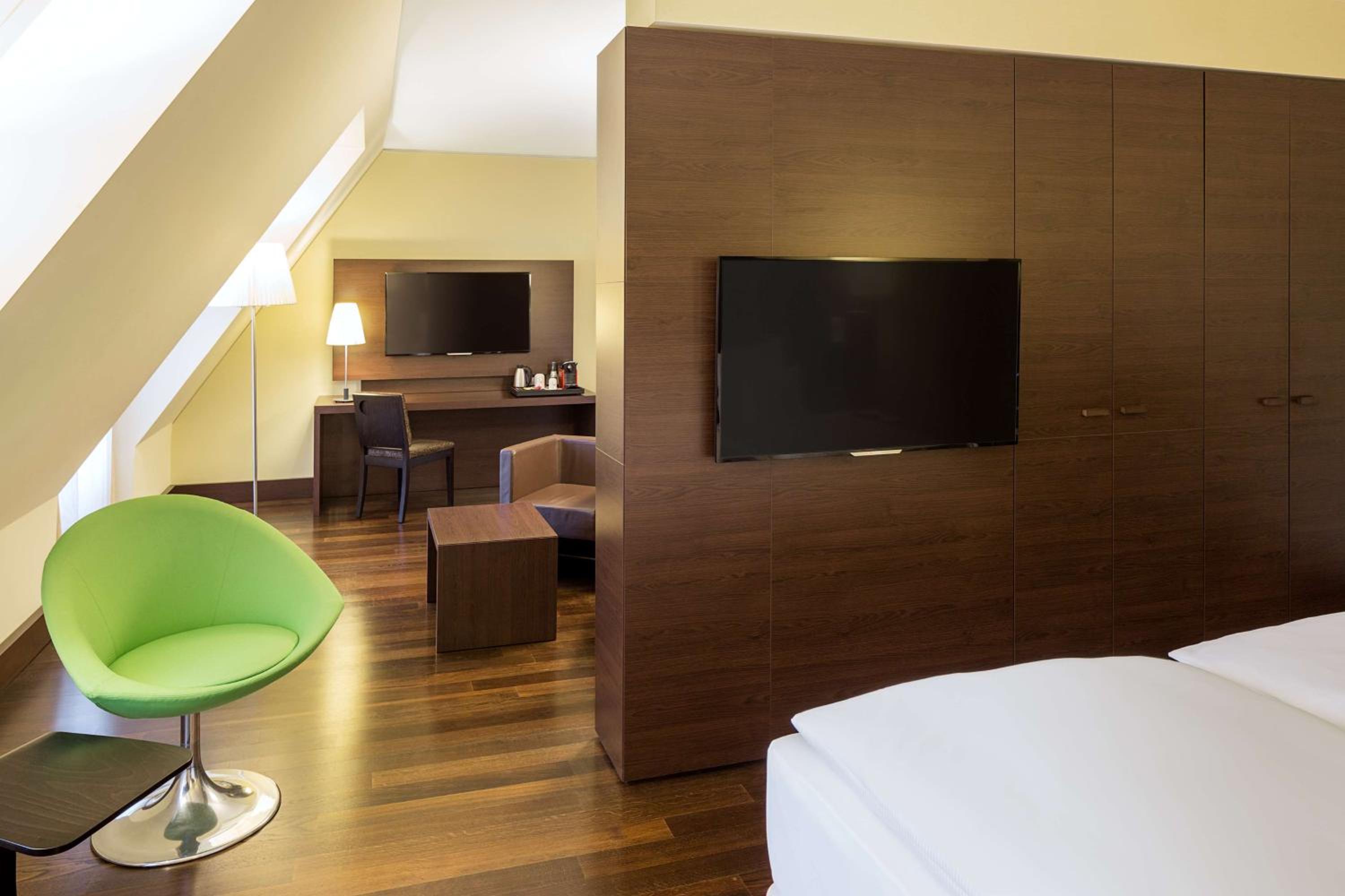 Premium Double or Twin Room with View thumbnail 6