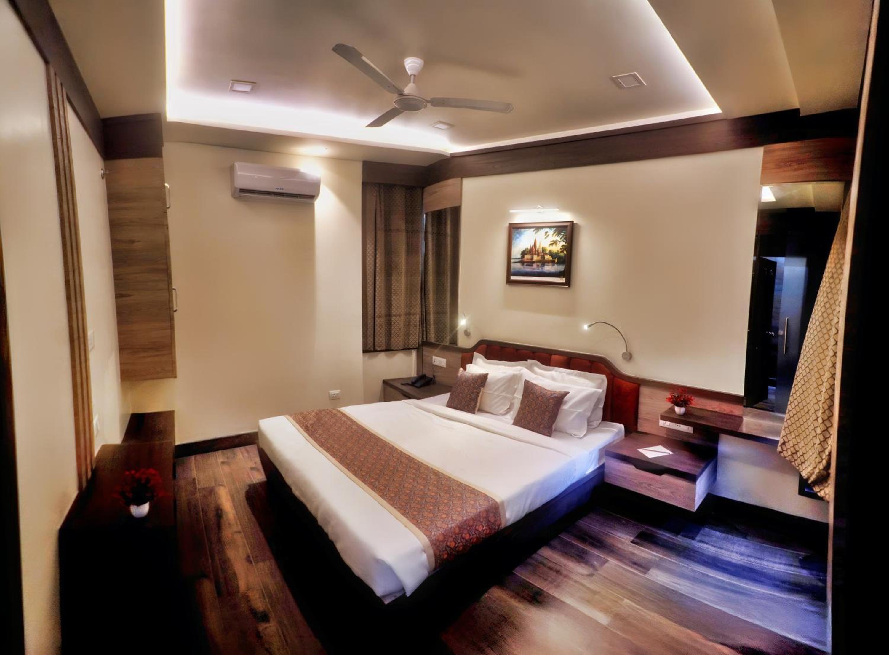 Suite - Photo 1