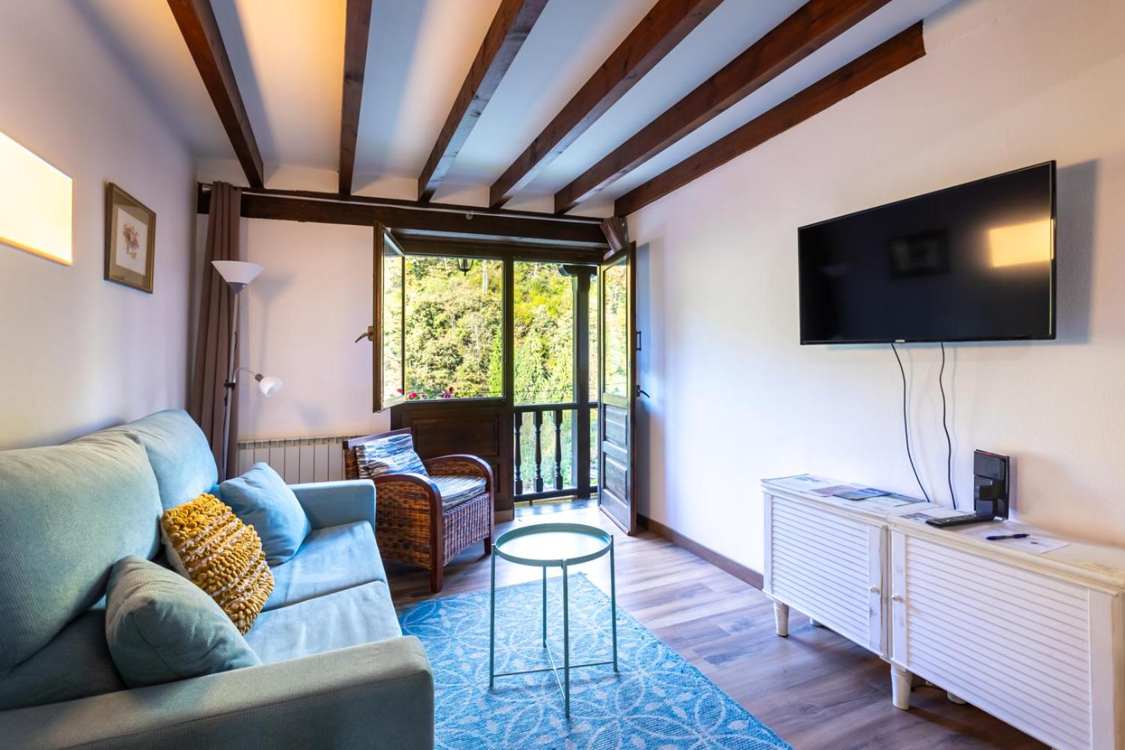 Apartamento de una habitación con balcón y vistas a la montaña