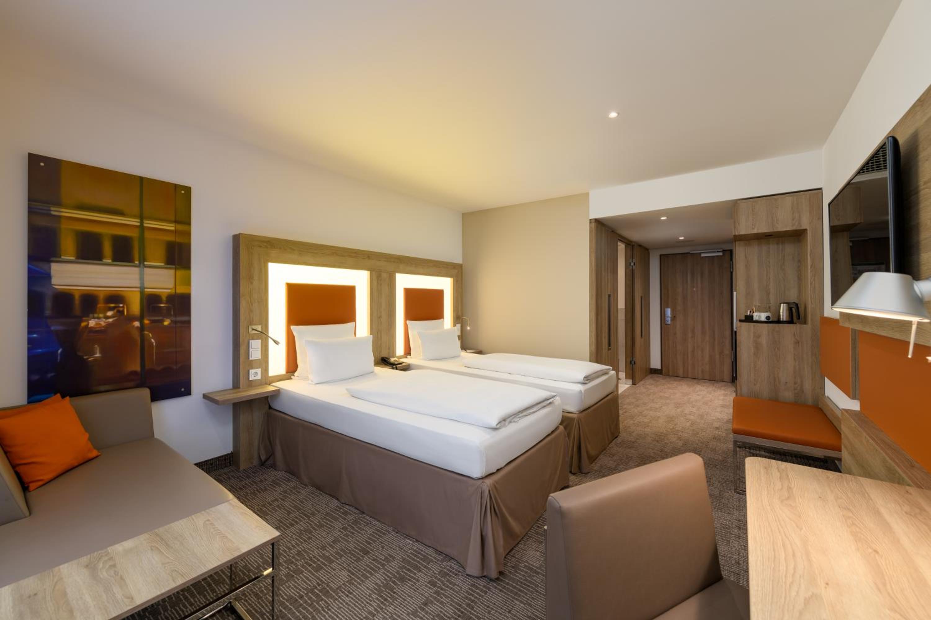 Standard Twin Room thumbnail 6
