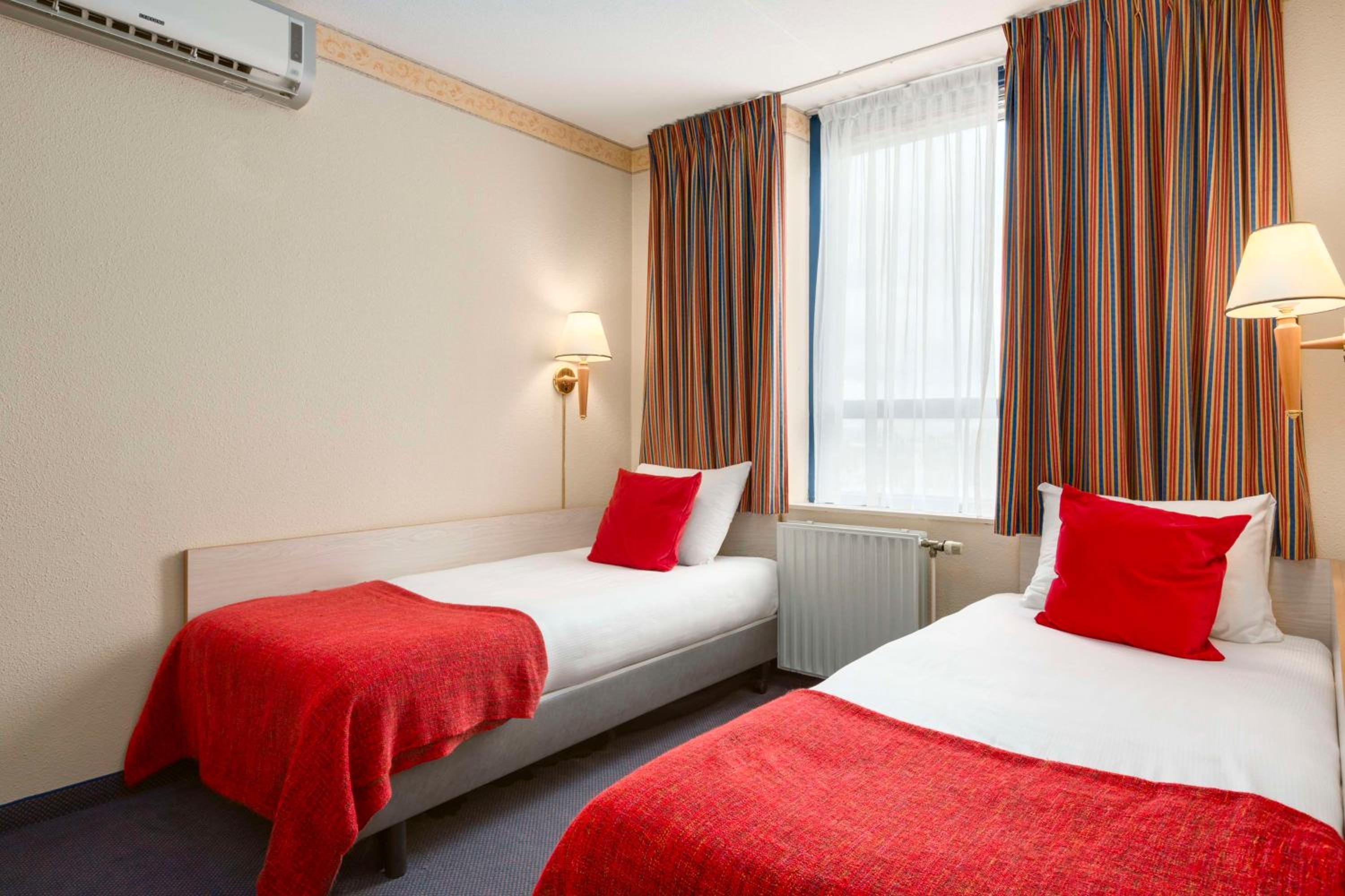 Standard Quadruple Room with Sea View - Photo 3