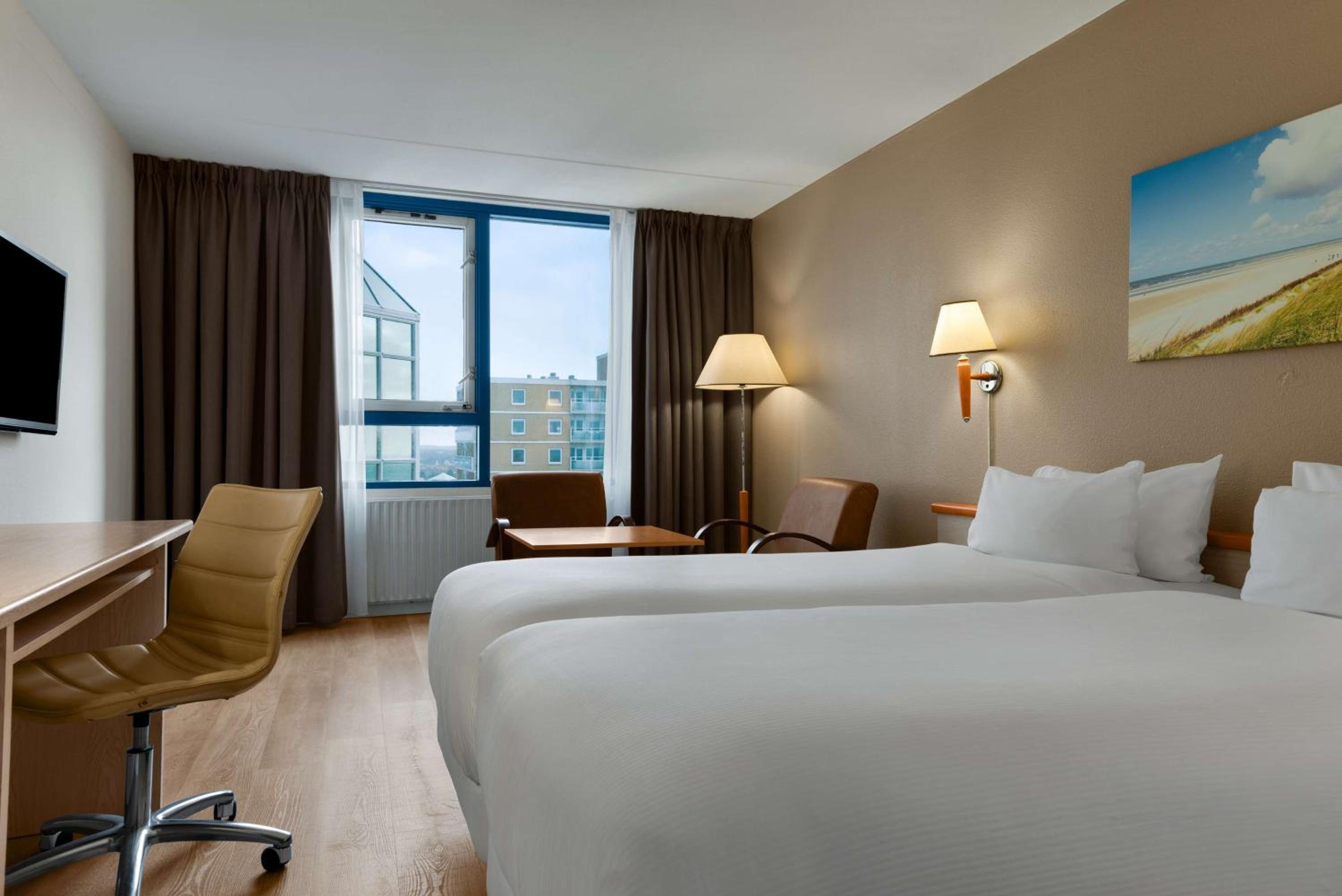 Standard Twin Room with Sea View - Photo 2