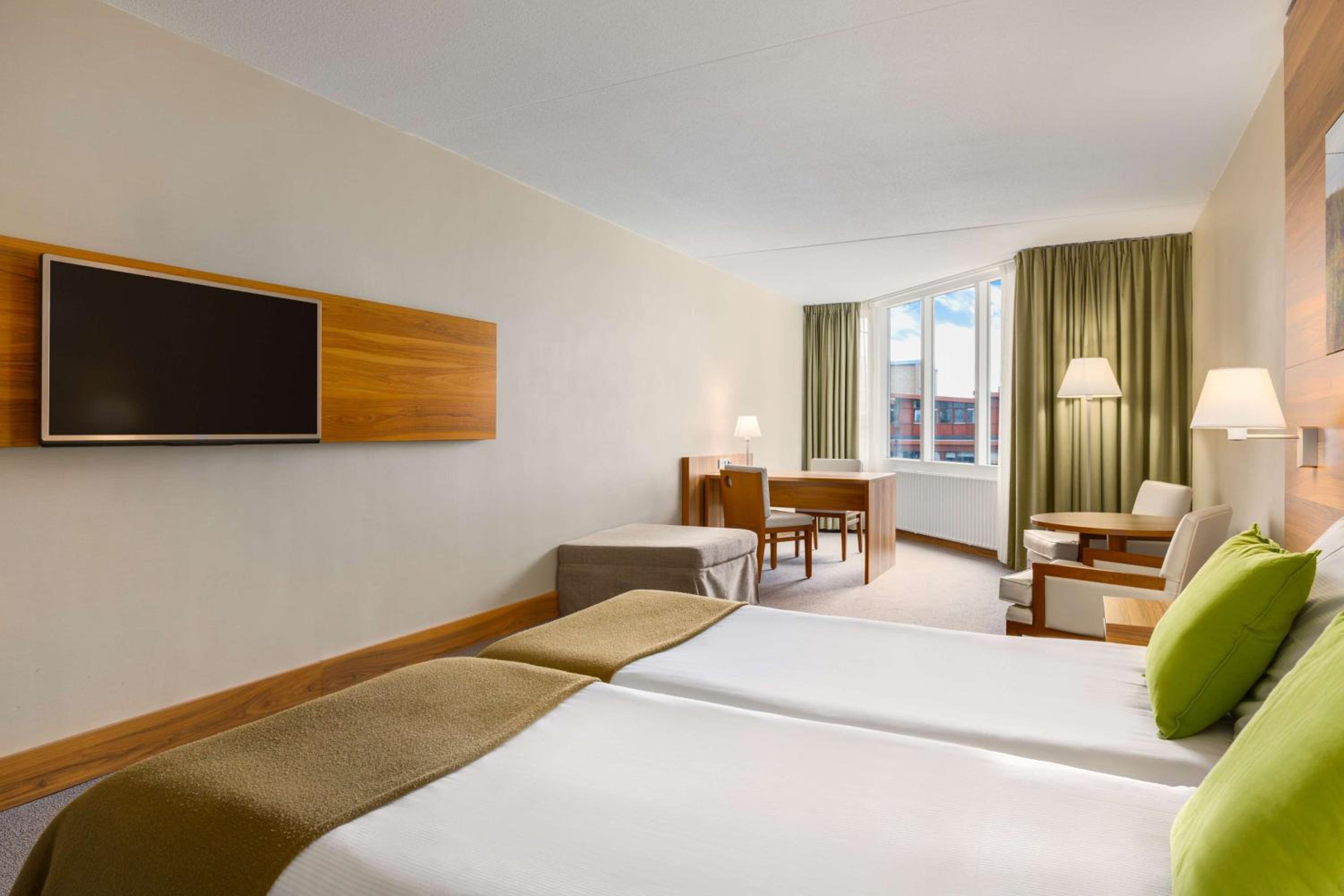 Superior Twin Room with Sea View - Photo 4
