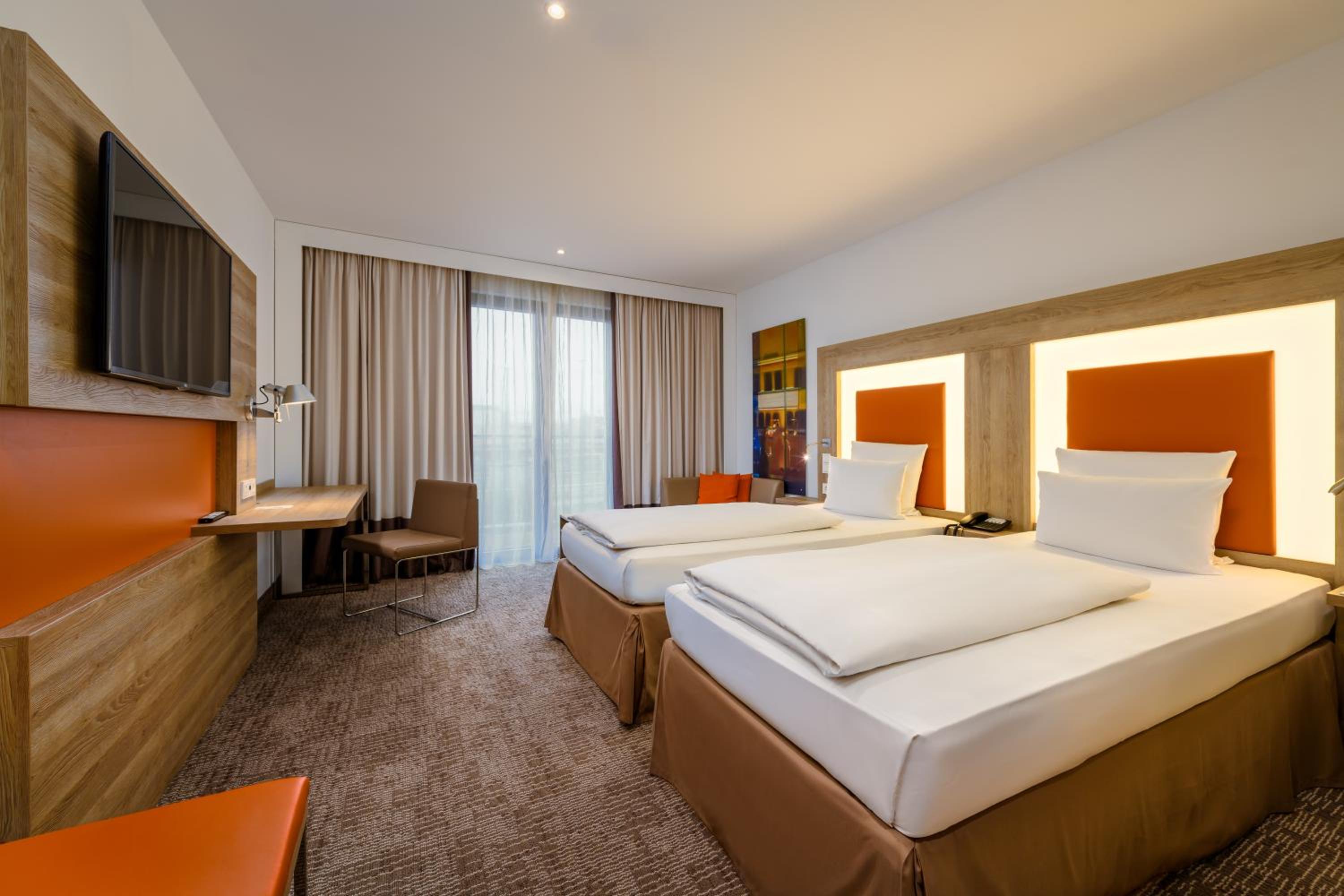 Standard Twin Room thumbnail 5