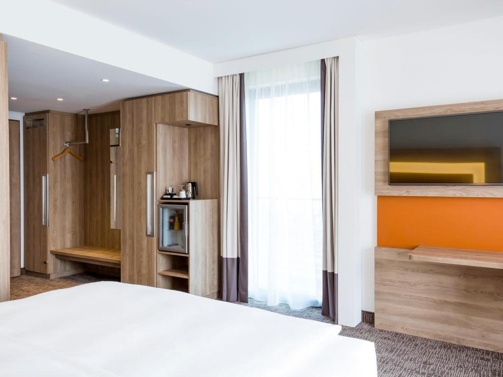 Standard Queen Room