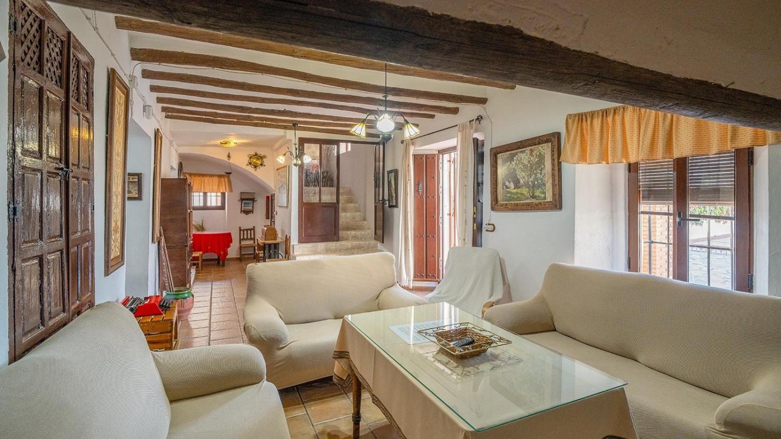 Six-Bedroom House photo 2