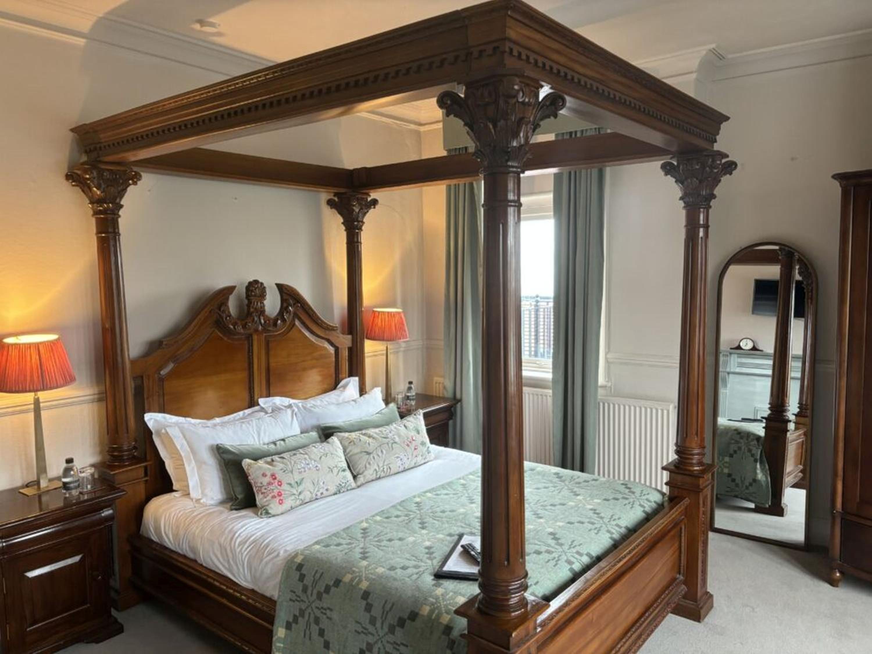 Superior Room with Sea View Four Poster