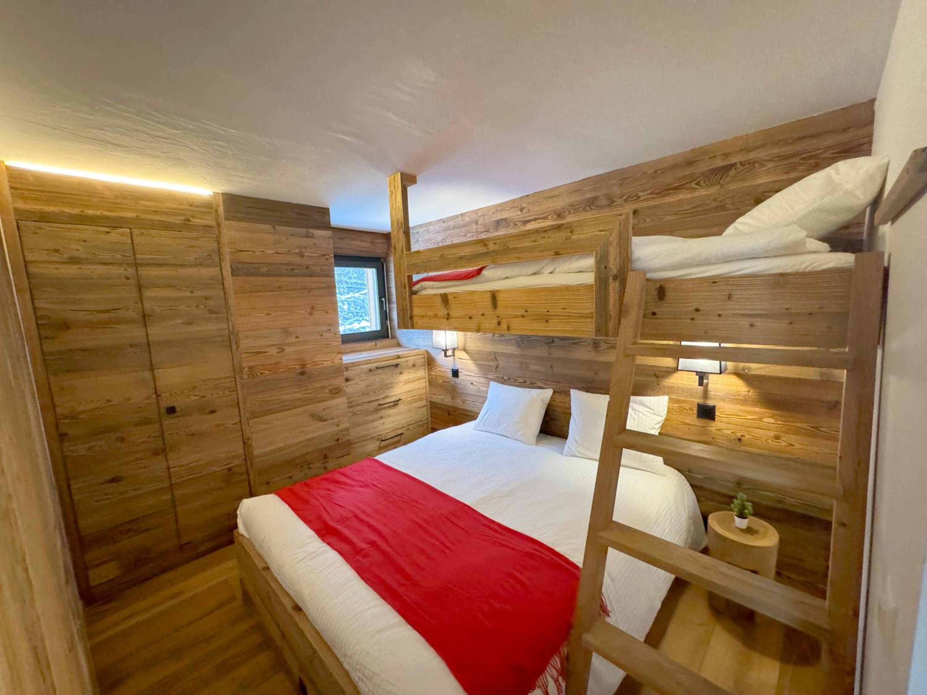 Two-Bedroom Apartment with Mountain View photo 2