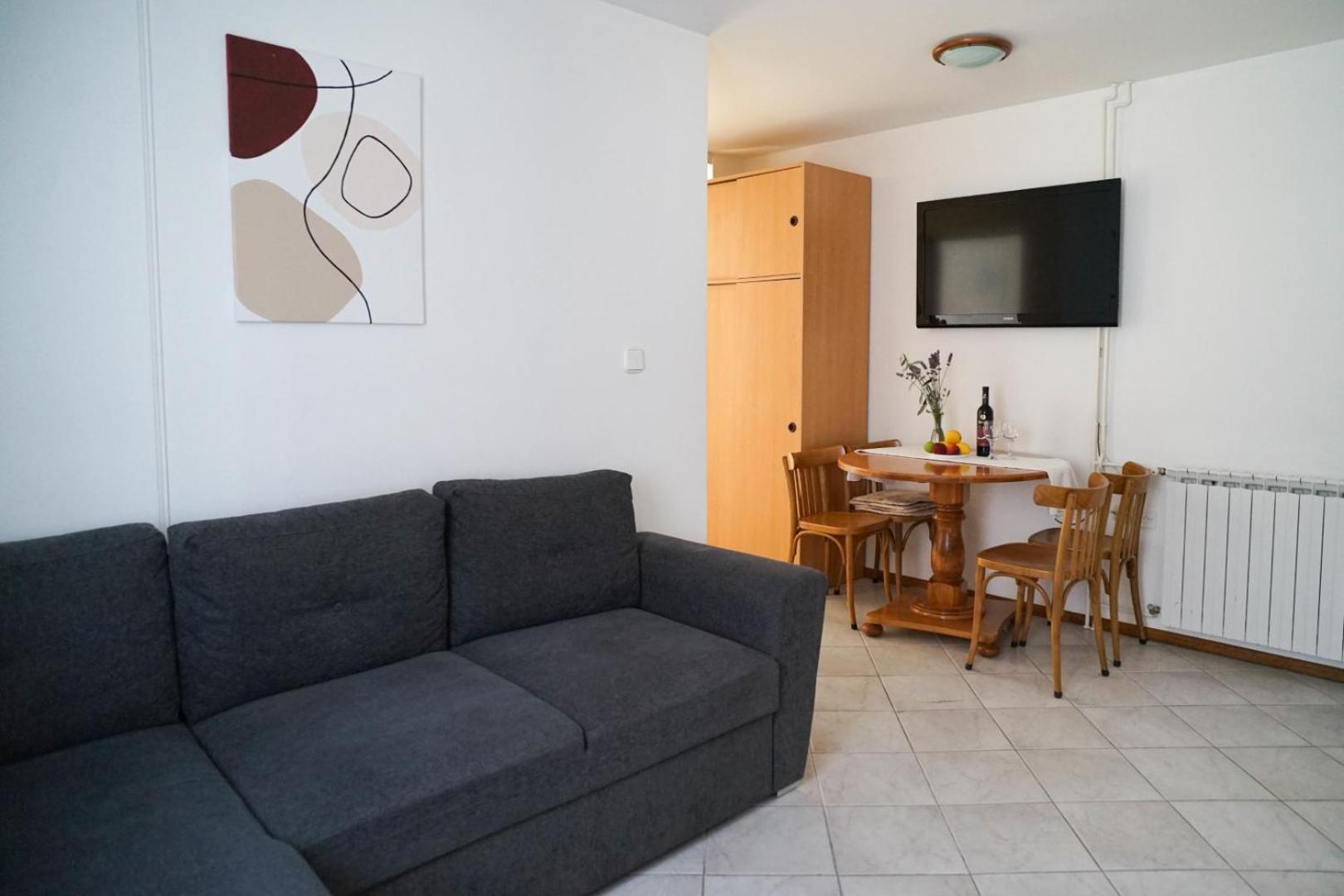 One-Bedroom Apartment photo 1