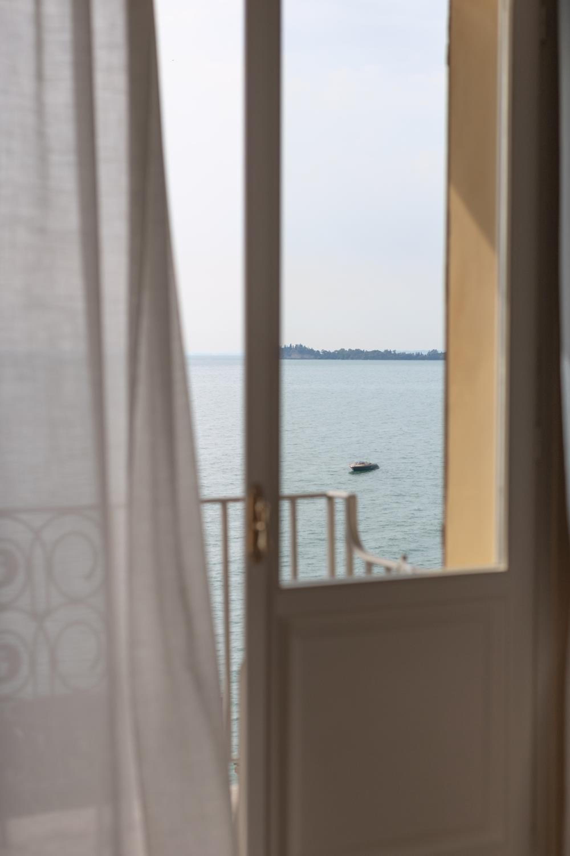 Superior Double or Twin Room with Lake View - Photo 7