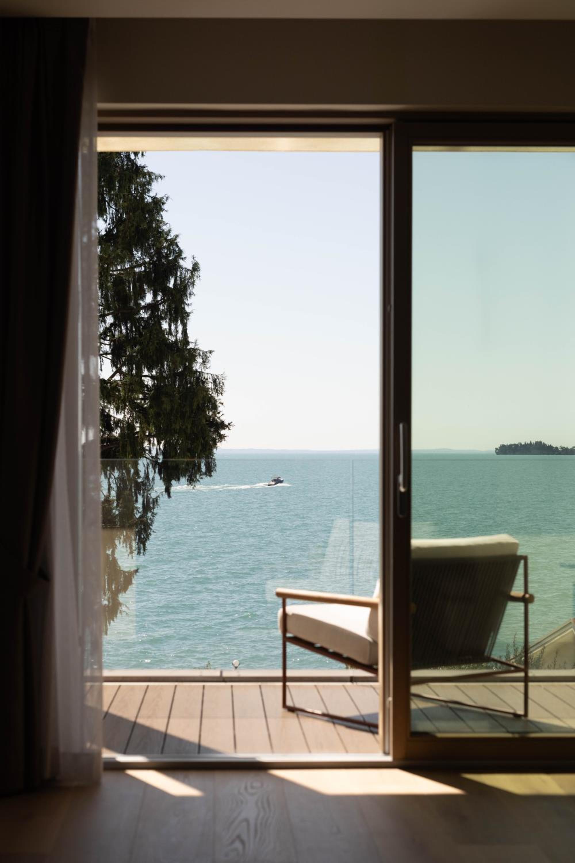 Suite with Lake View photo 3