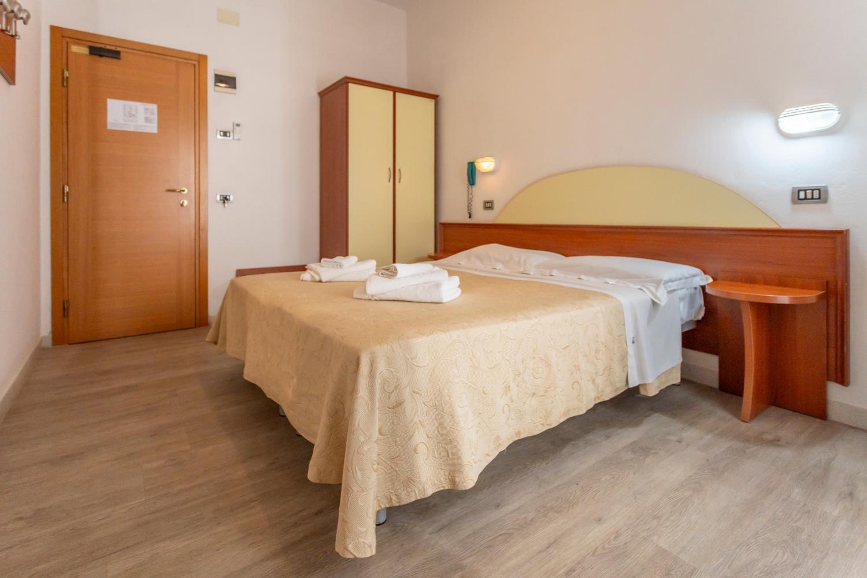 Standard Double or Twin Room with Balcony - Photo 3