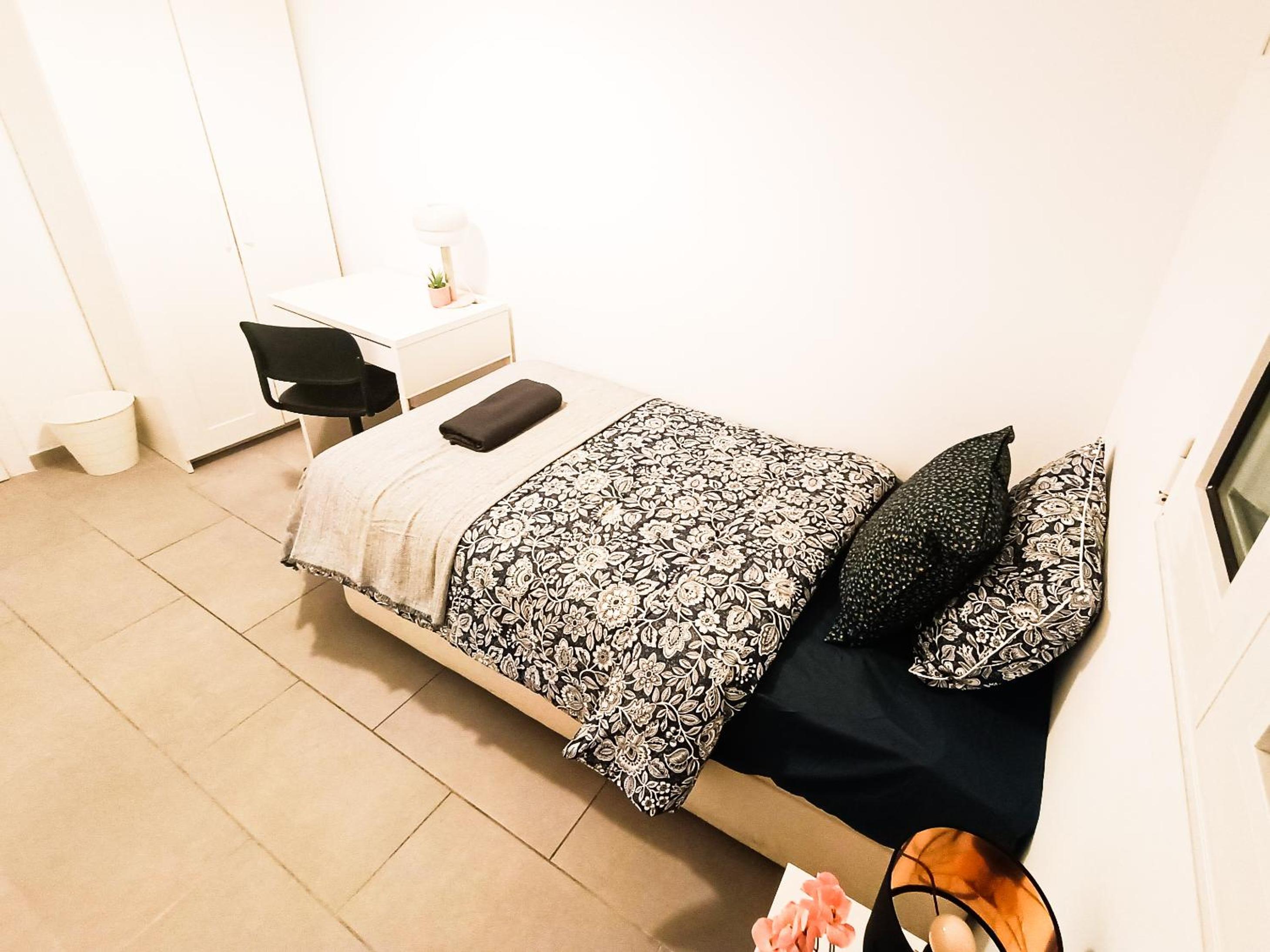 Single Room With Shared Bathroom photo 3